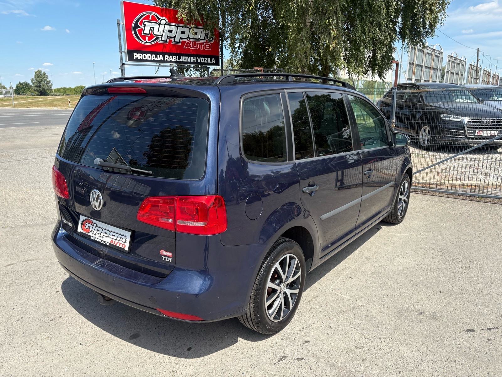 VW Touran 1,6 TDI 7 SJEDALA - KLIMA - NAVI - AUTOKREDIT, fotografija 6