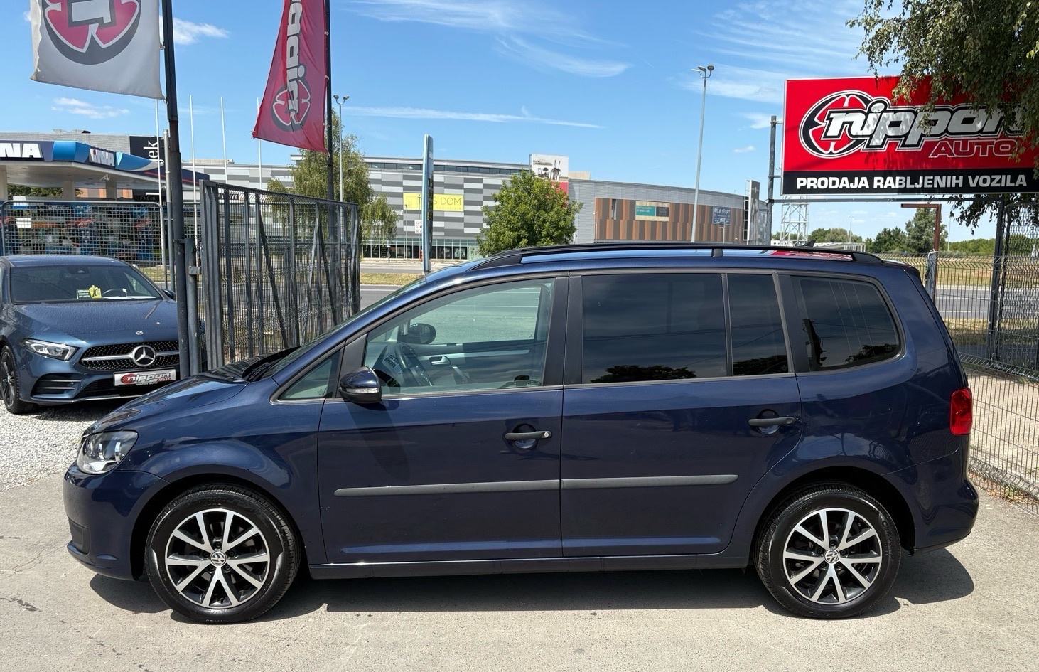 VW Touran 1,6 TDI 7 SJEDALA - KLIMA - NAVI - AUTOKREDIT, pogled izvana - slika 3