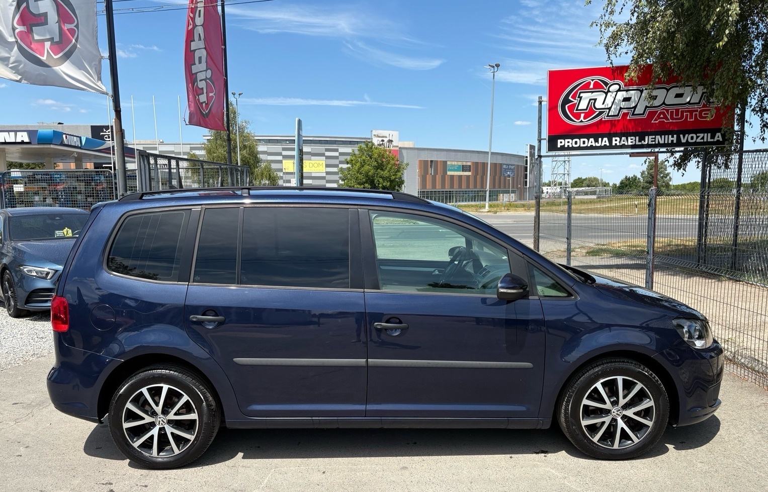 VW Touran 1,6 TDI 7 SJEDALA - KLIMA - NAVI - AUTOKREDIT, fotografija 7