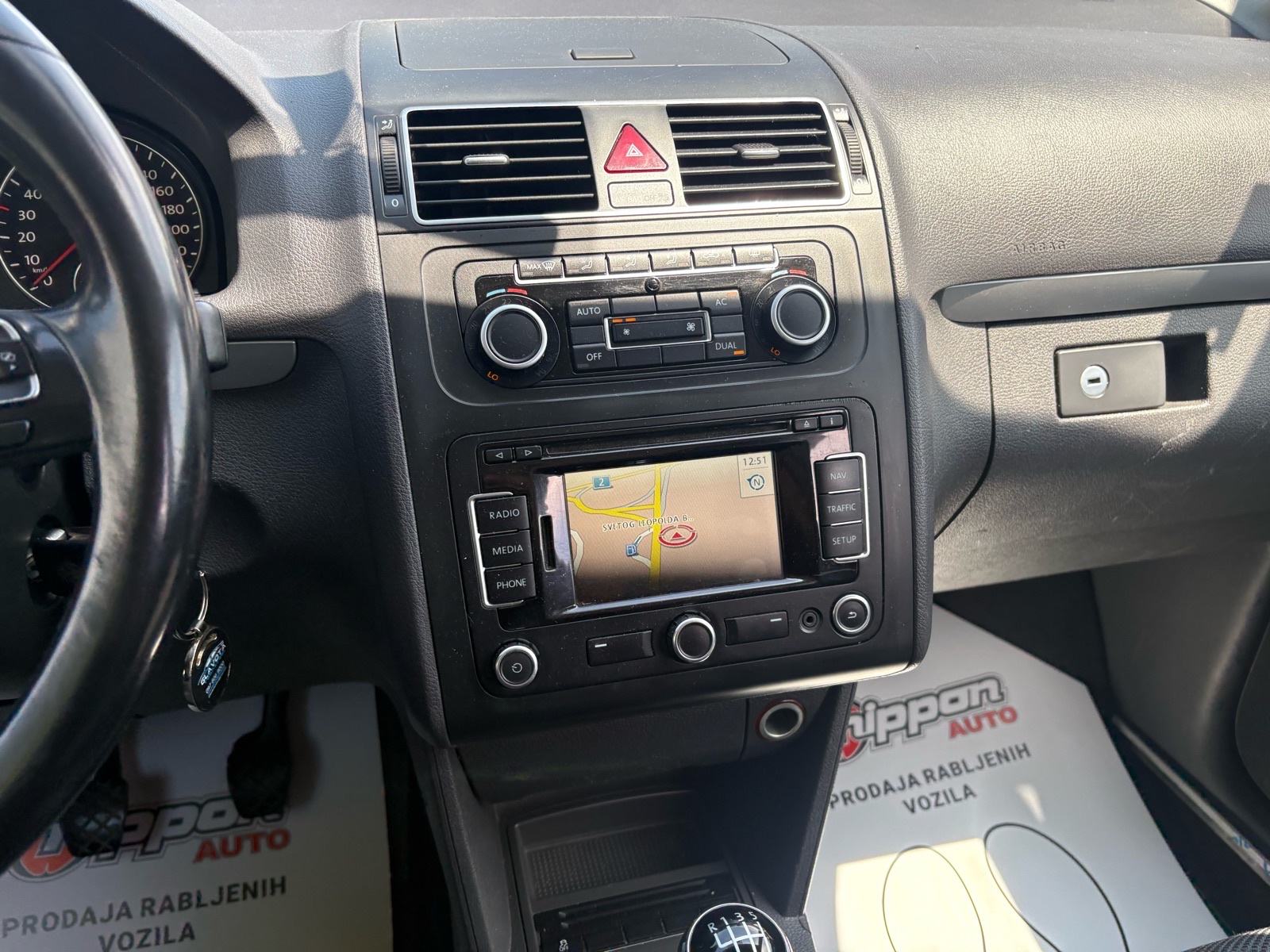 VW Touran 1,6 TDI 7 SJEDALA - KLIMA - NAVI - AUTOKREDIT, fotografija 14