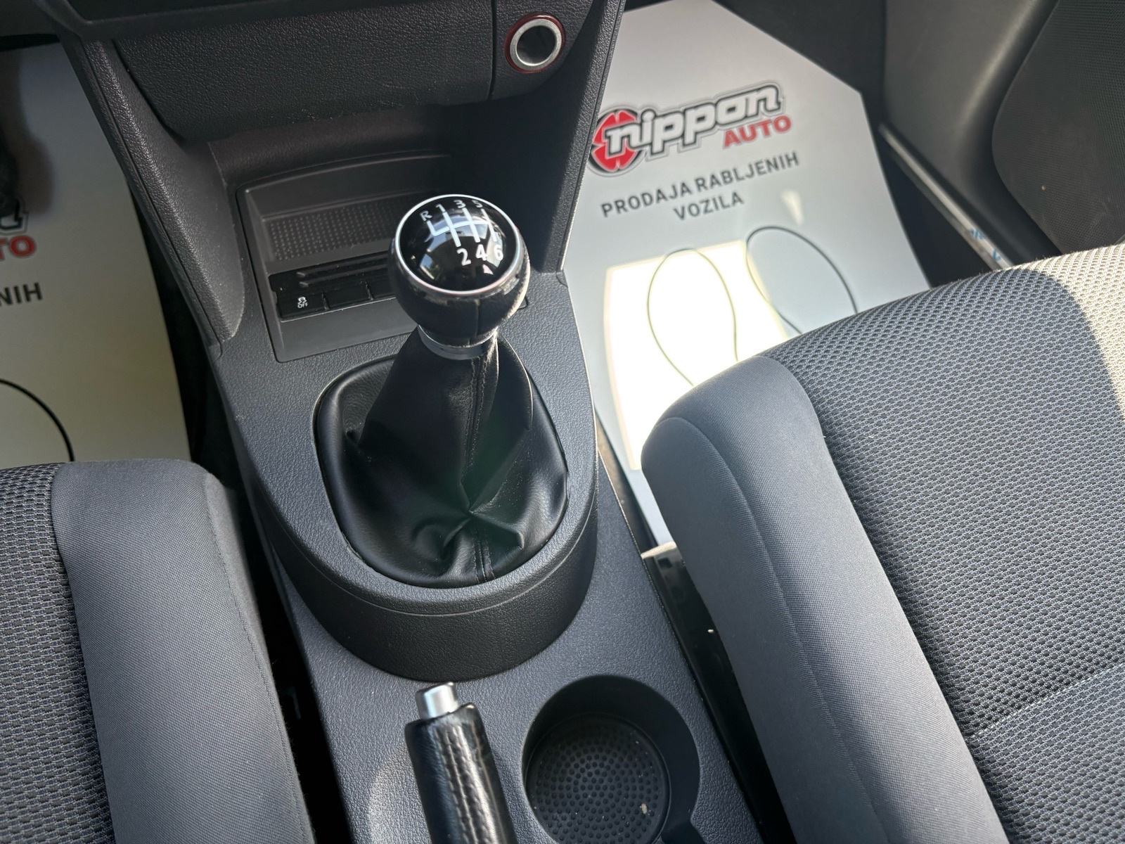 VW Touran 1,6 TDI 7 SJEDALA - KLIMA - NAVI - AUTOKREDIT, fotografija 15
