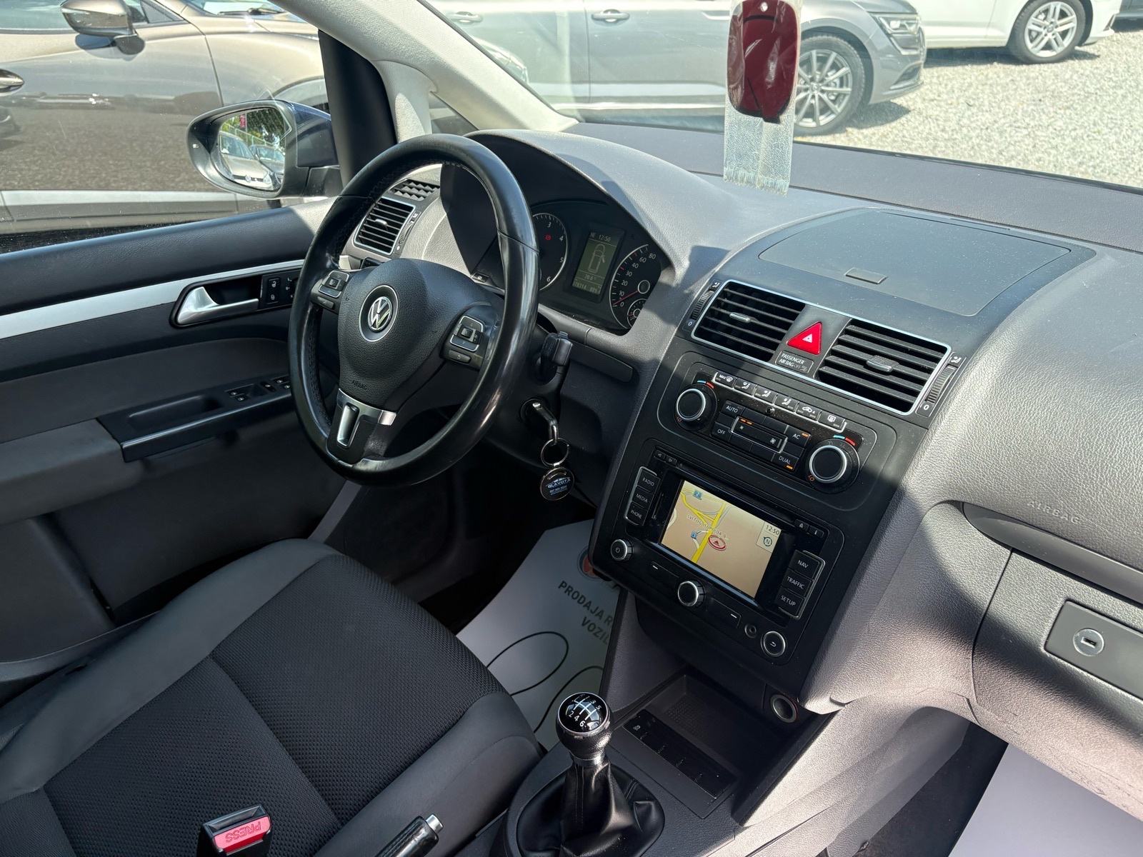 VW Touran 1,6 TDI 7 SJEDALA - KLIMA - NAVI - AUTOKREDIT, fotografija 16