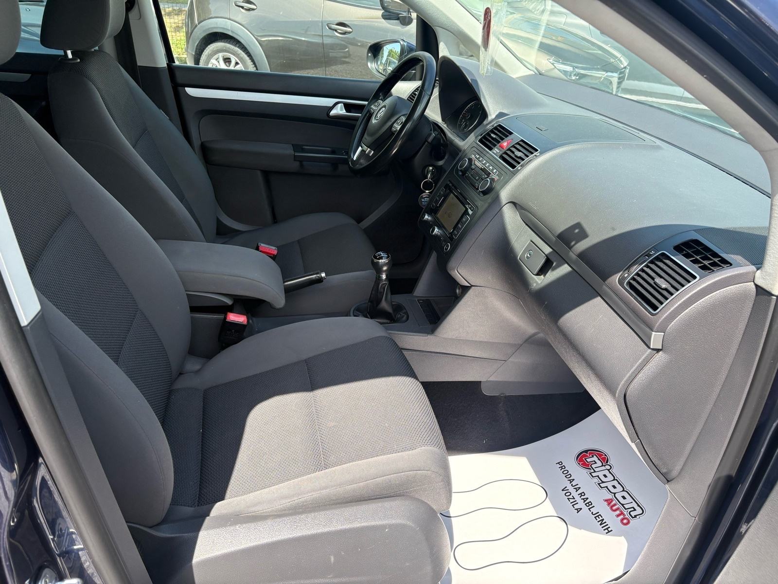 VW Touran 1,6 TDI 7 SJEDALA - KLIMA - NAVI - AUTOKREDIT, fotografija 18