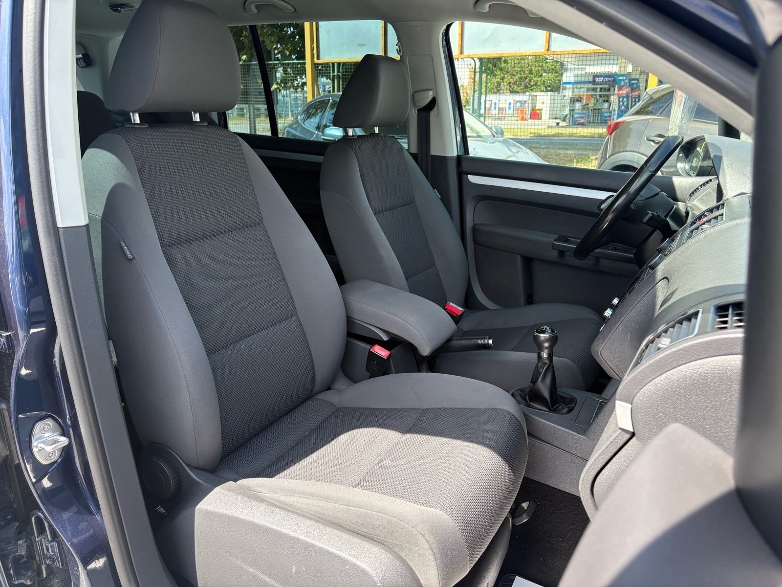 VW Touran 1,6 TDI 7 SJEDALA - KLIMA - NAVI - AUTOKREDIT, fotografija 19