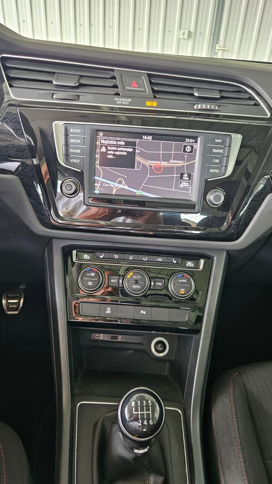 VW Touran 1,6 TDI 7 sjedala,panorama,LED farovi..., fotografija 13