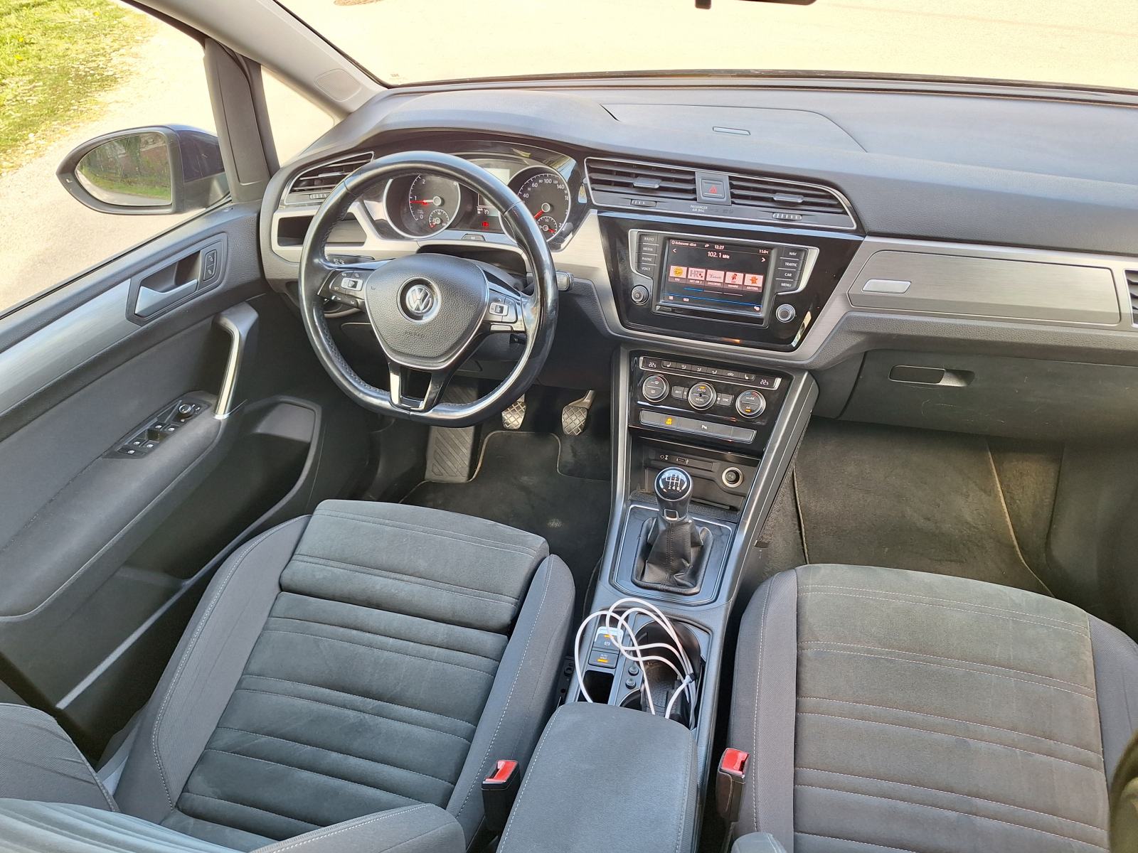 VW Touran 1,6 TDI 85kw 6 brzina full oprema, fotografija 7