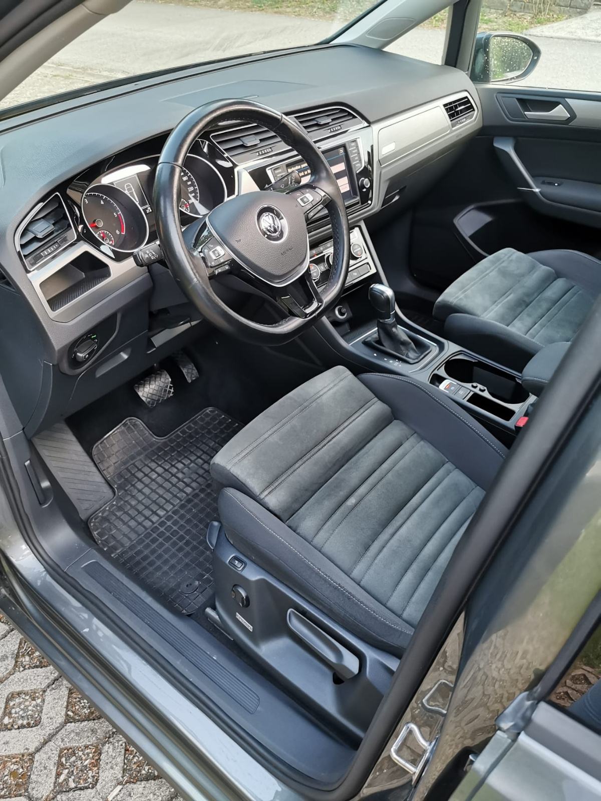 VW Touran 1,6 TDI BMT DSG *PANORAMA*, fotografija 17