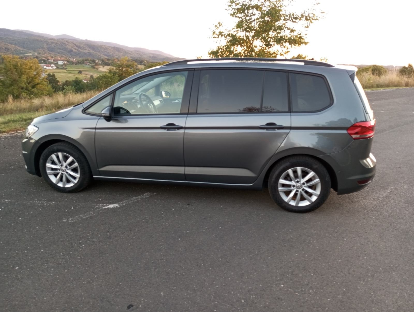VW Touran 1,6 TDI BMT DSG *PANORAMA*, fotografija 6