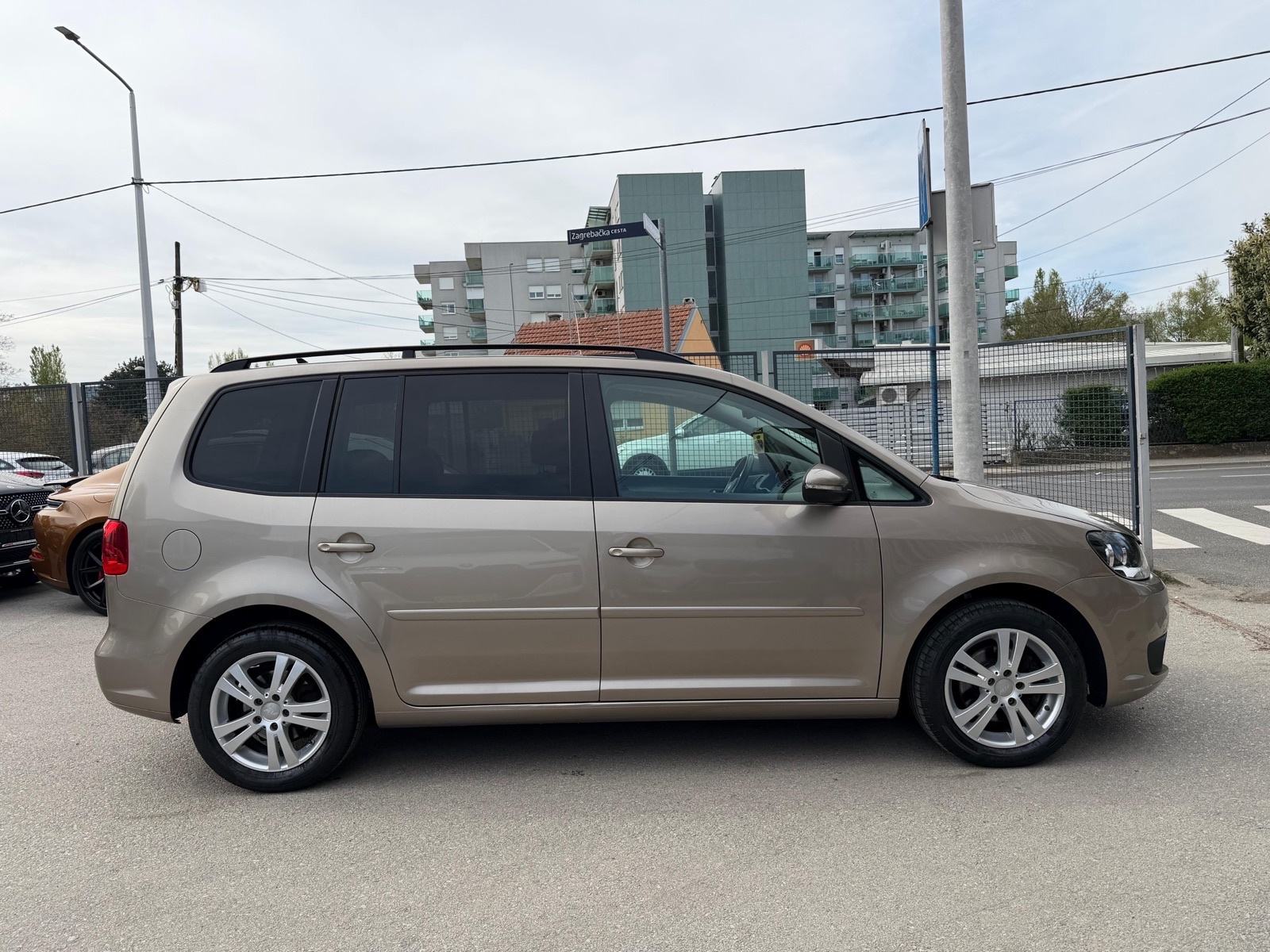 VW Touran 1.6 TDI DSG COMFORTLINE **REGISTRIRAN**, fotografija 4