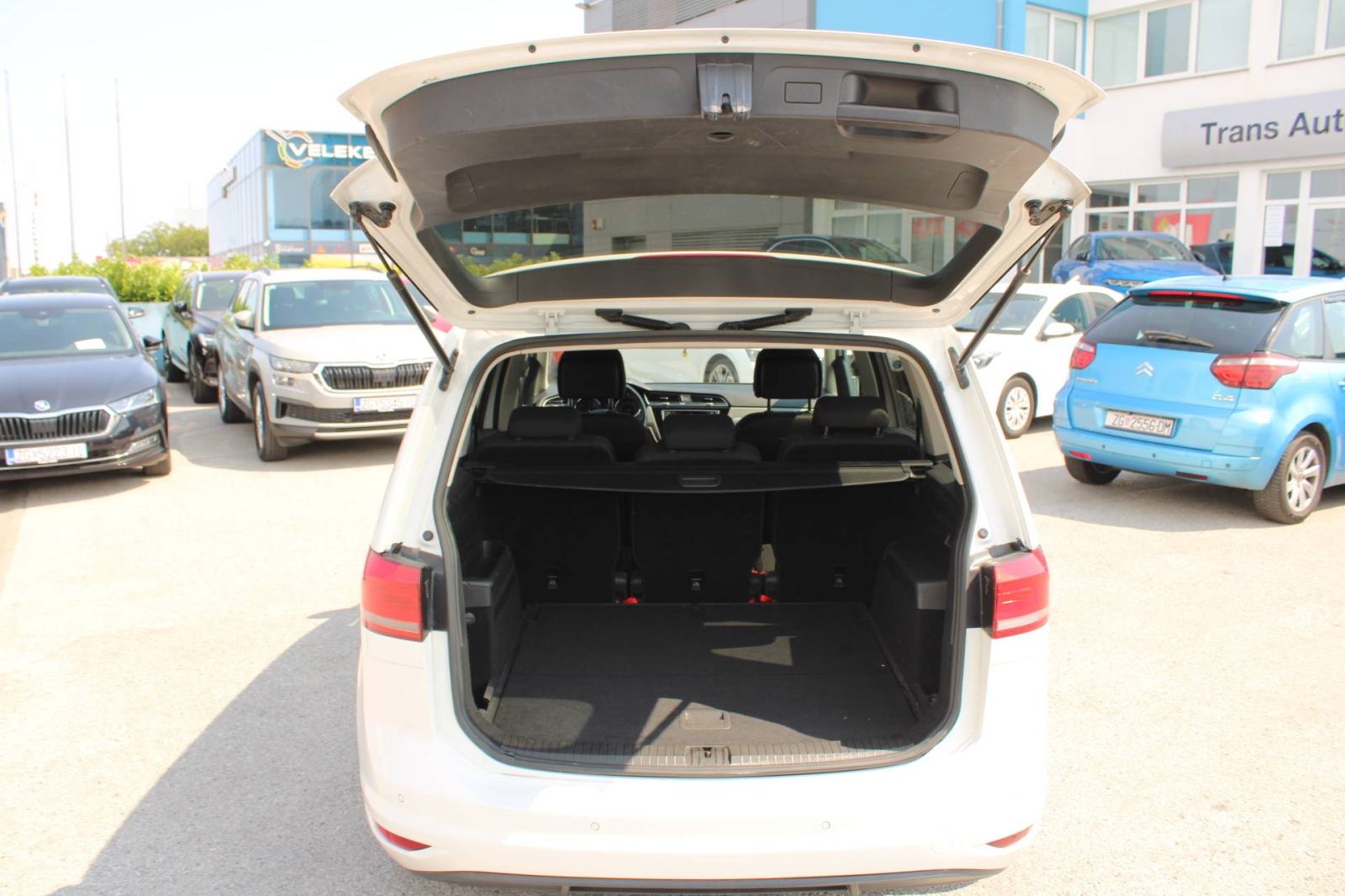 VW Touran 1.6 TDi DSG *NAVIGACIJA, KAMERA*, fotografija 9