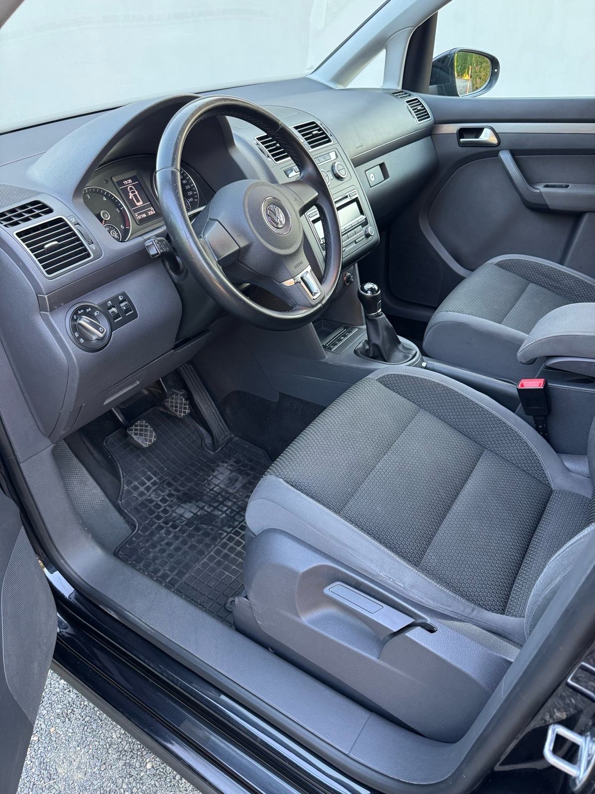 VW Touran 1,6 TDI 2014god, fotografija 10