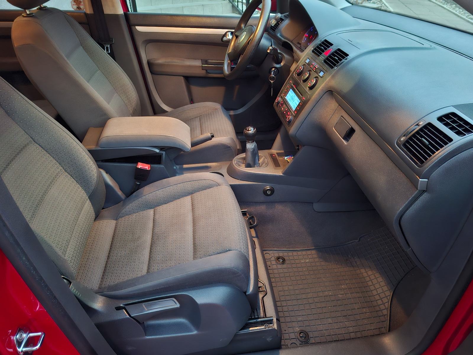 VW Touran 1,9 TDI 1. VLASNIK 215 000 KM 7 Sjedala, fotografija 7