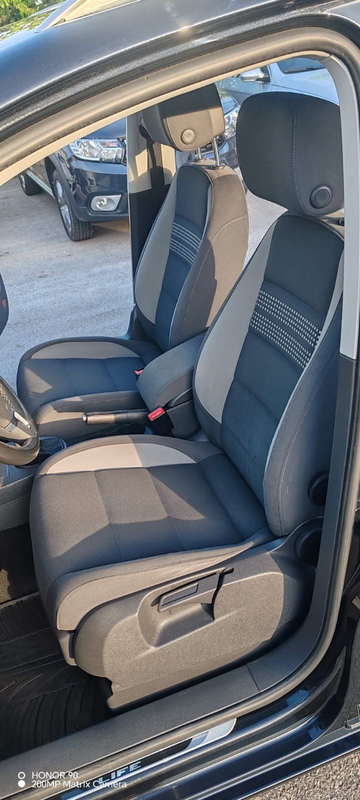 VW TOURAN 2.0 TDI•PANORAMA•LIFE oprema•7 SJEDALA•SERVISNA•REGdo 7/2027, fotografija 5