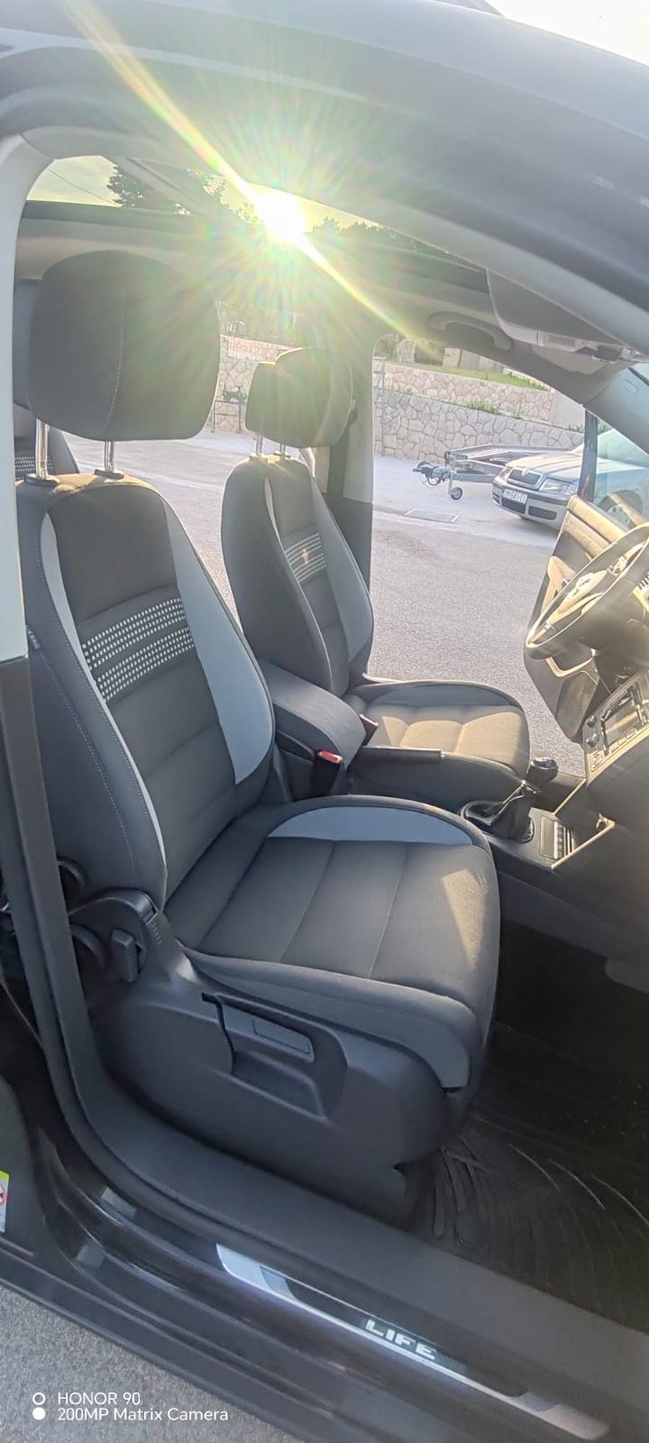VW TOURAN 2.0 TDI•PANORAMA•LIFE oprema•7 SJEDALA•SERVISNA•REGdo 7/2027, fotografija 8