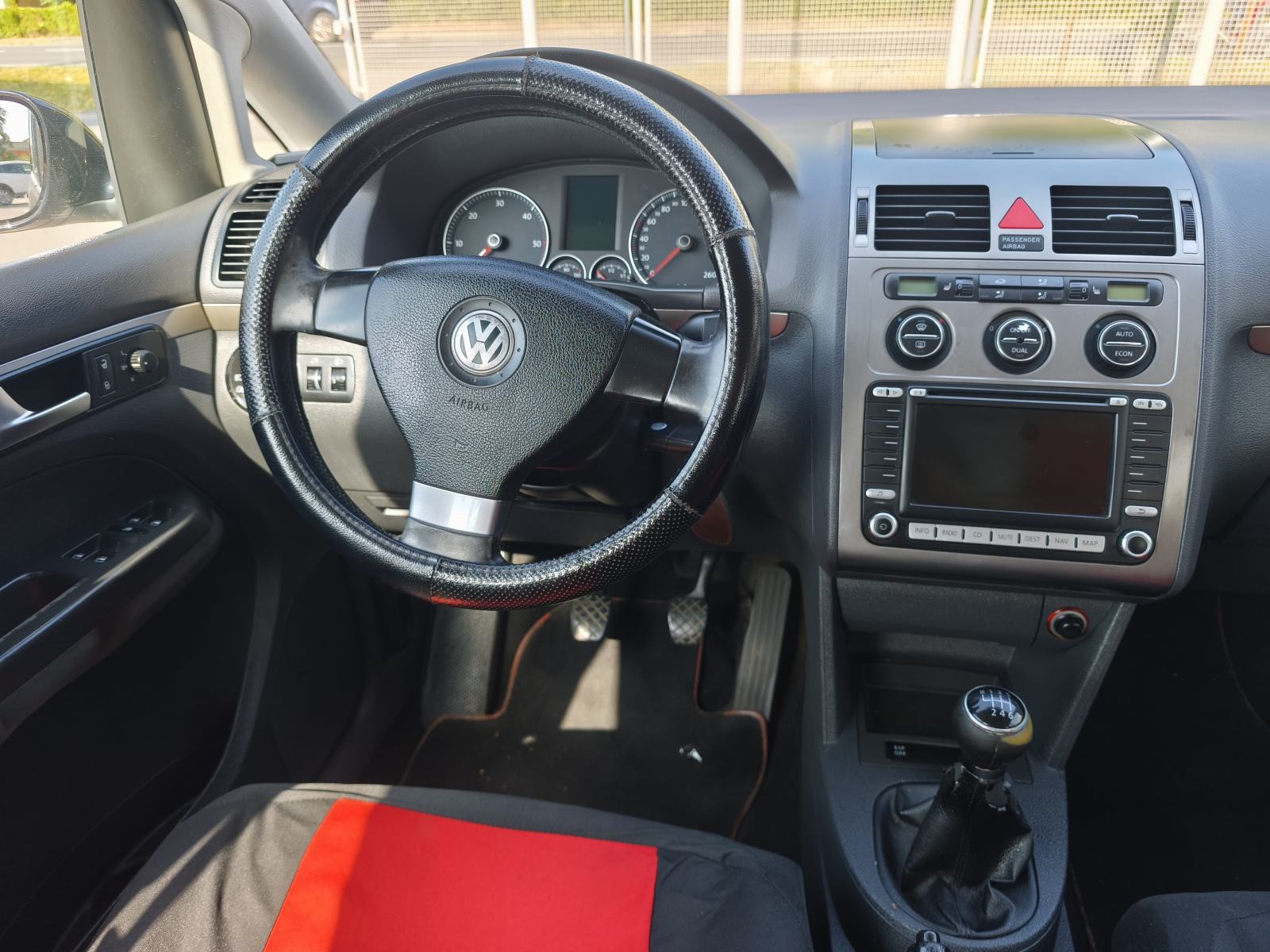 VW Touran 2,0 TDI 6 BZINA SENZORI TEMPOMAT AUTOMATSKA KLIMA, fotografija 16