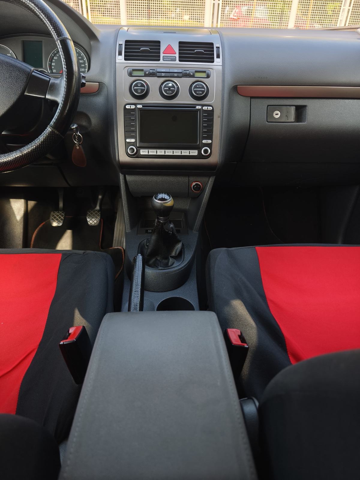 VW Touran 2,0 TDI 6 BZINA SENZORI TEMPOMAT AUTOMATSKA KLIMA, fotografija 17