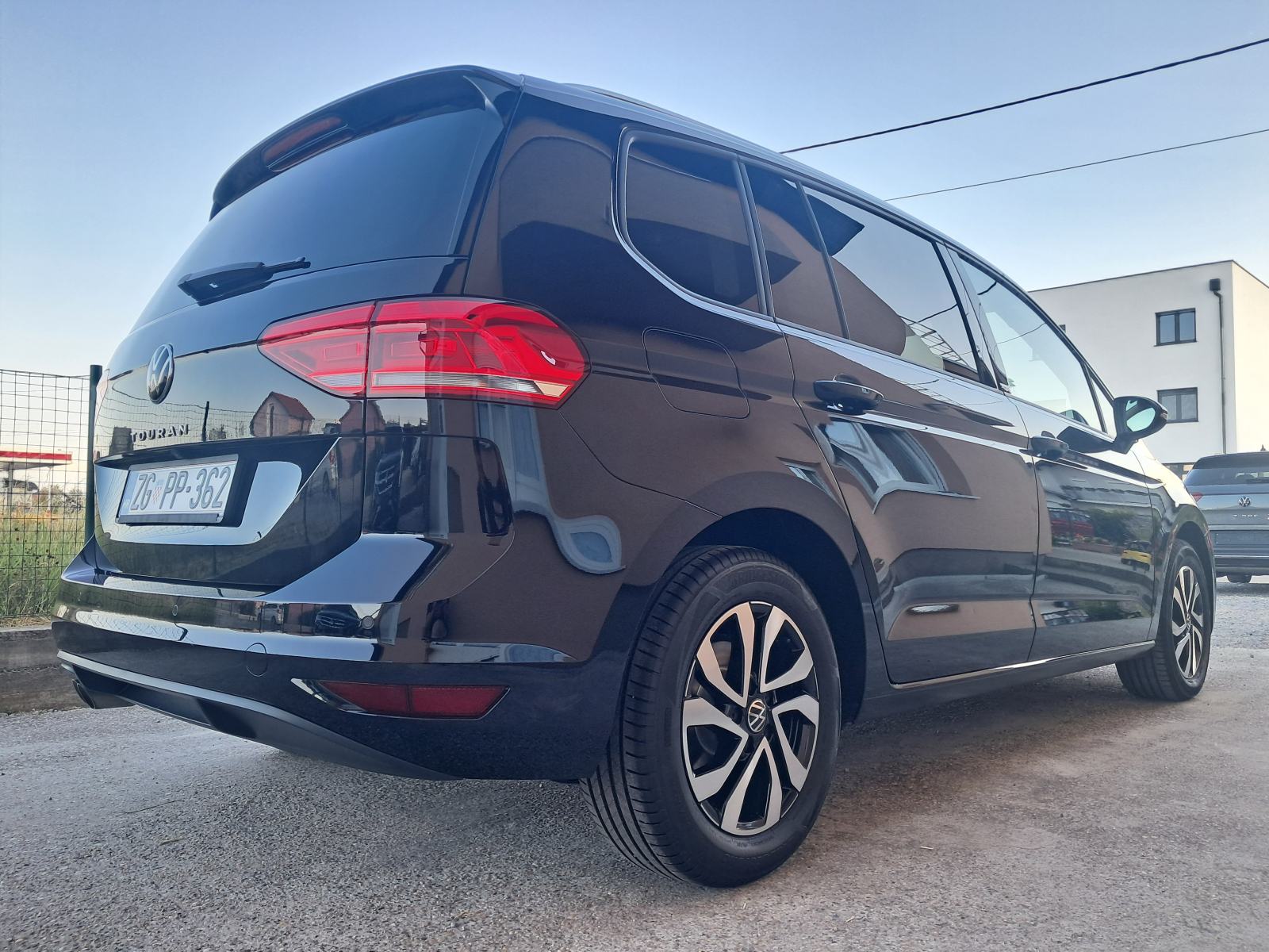 VW Touran 2.0 TDI*DSG*ACTIVE*LED SVJETLA*KAMERA*PRO NAVIGACIJA*, fotografija 4