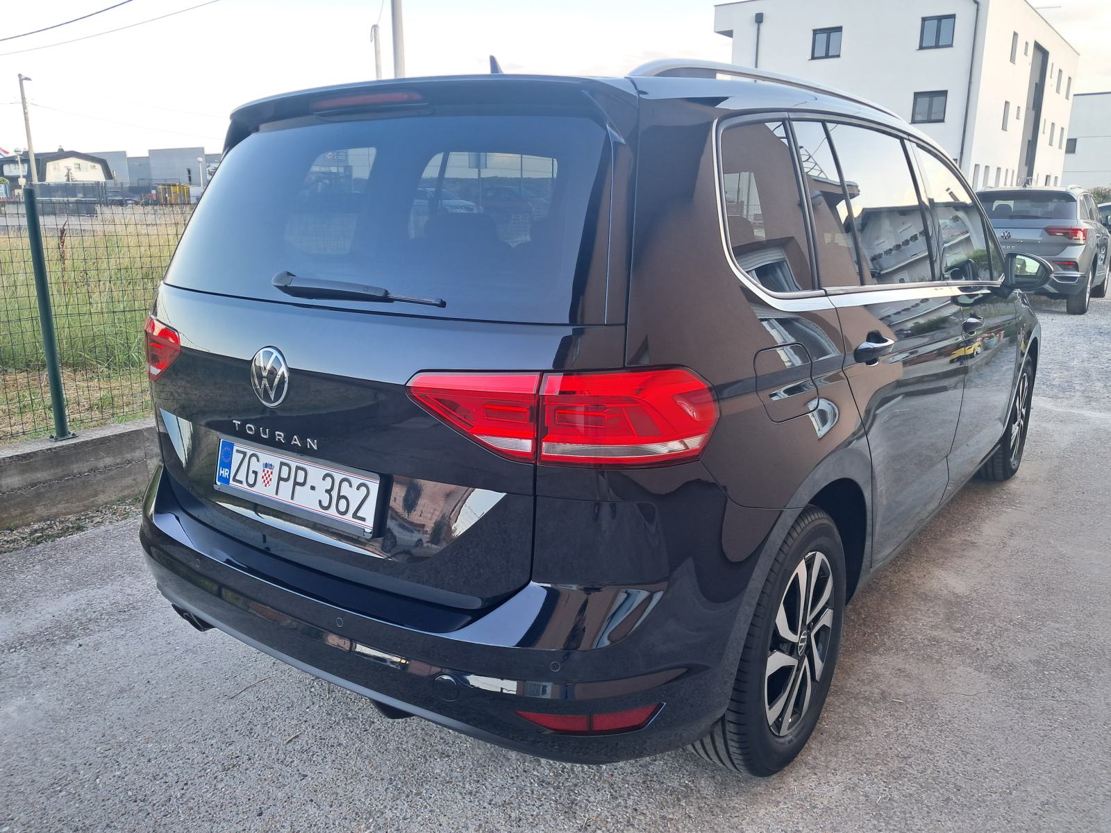 VW Touran 2.0 TDI*DSG*ACTIVE*LED SVJETLA*KAMERA*PRO NAVIGACIJA*, fotografija 5