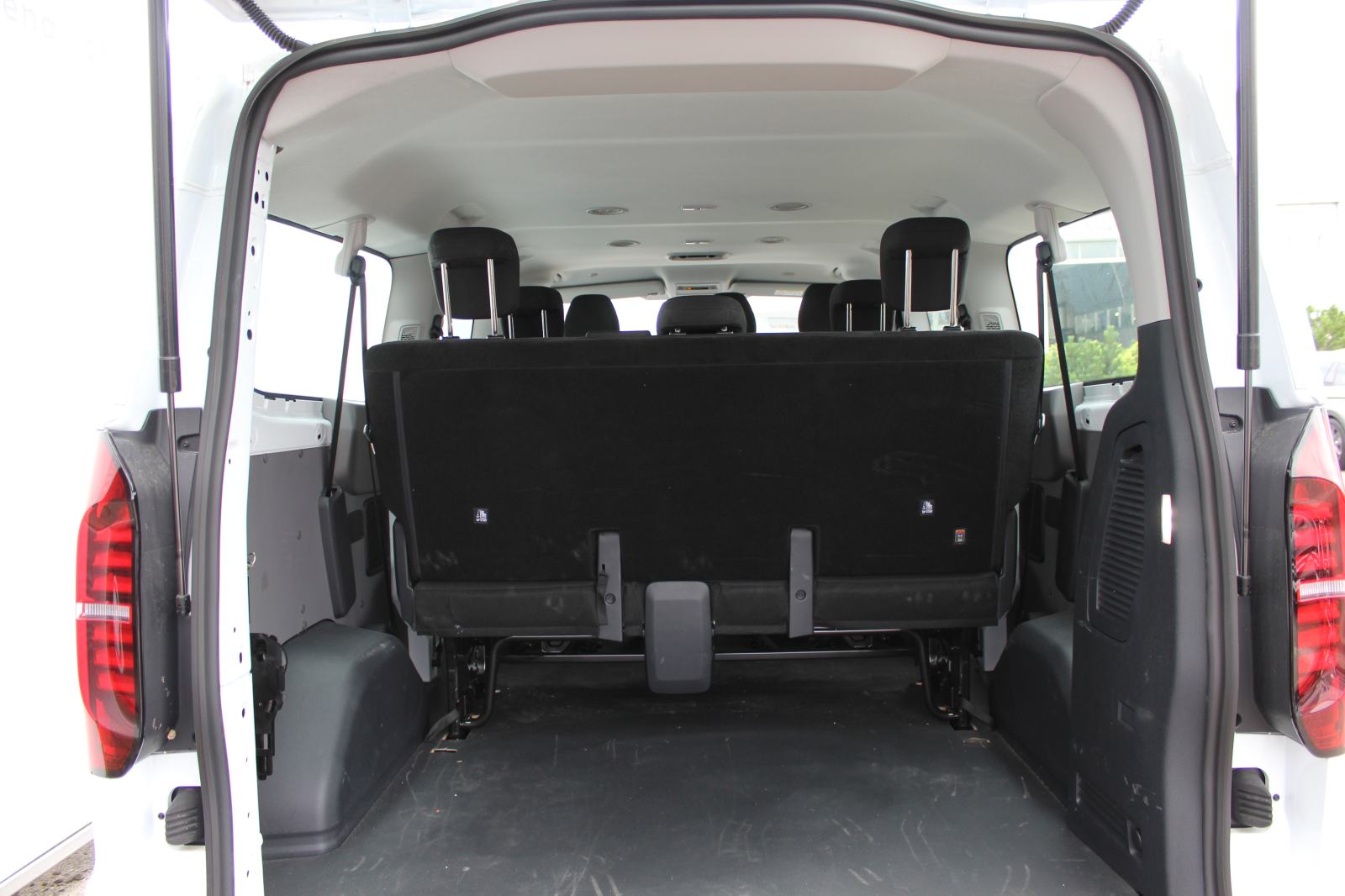 VW Transporter KOMBI L2 2,0 TDI, fotografija 13