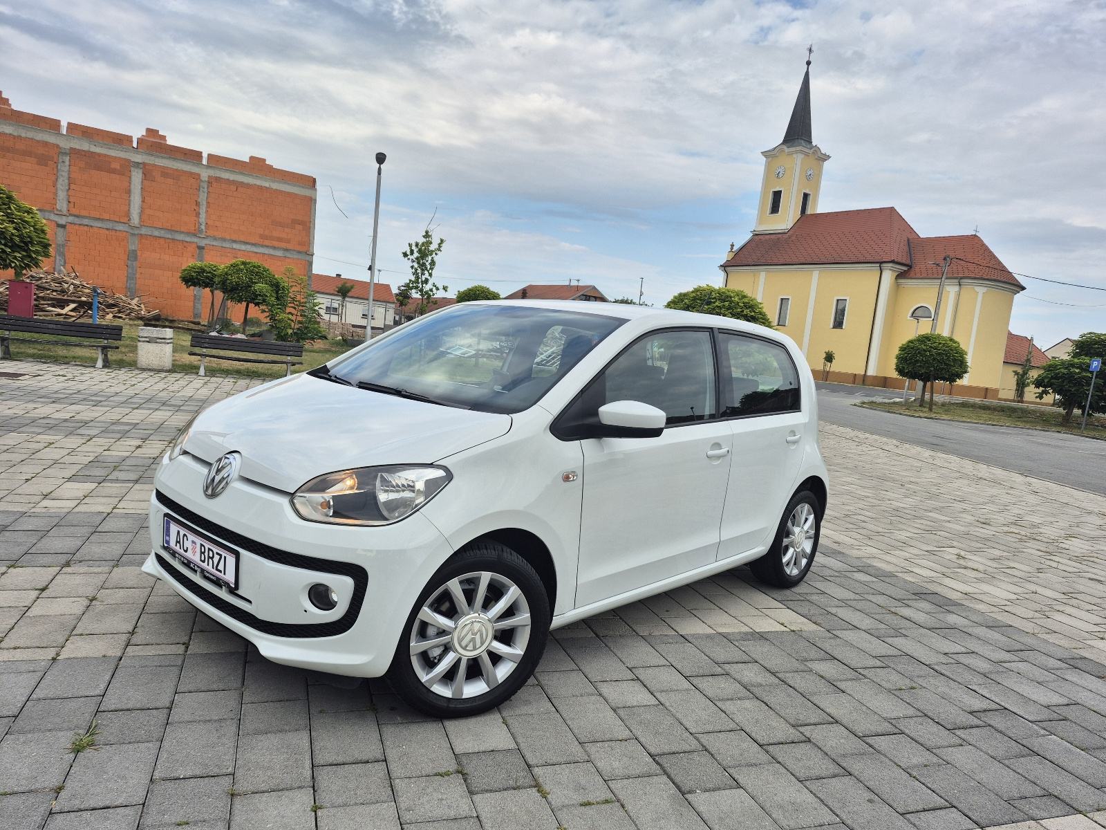 VW Up! 1,0 Benzin,Klima,navigacija,grijanje sjedala,alu,crno nebo, fotografija 2