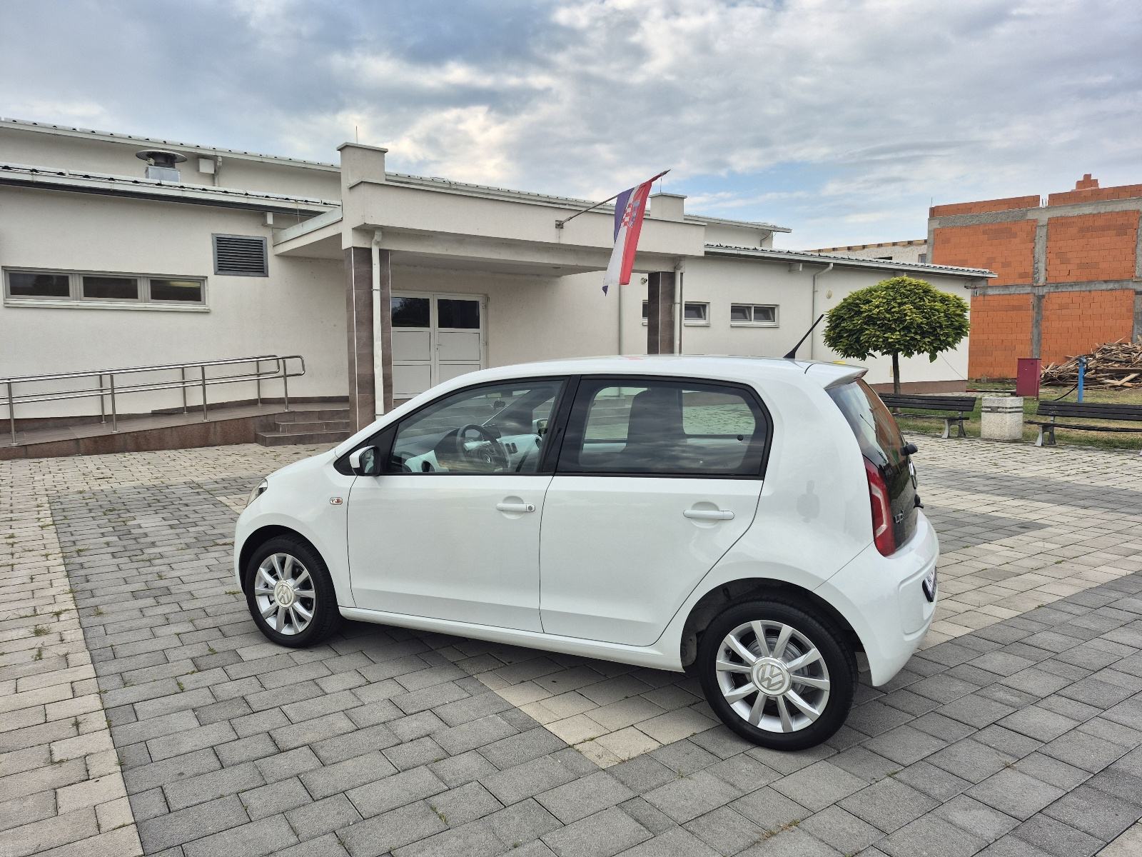 VW Up! 1,0 Benzin,Klima,navigacija,grijanje sjedala,alu,crno nebo, fotografija 3