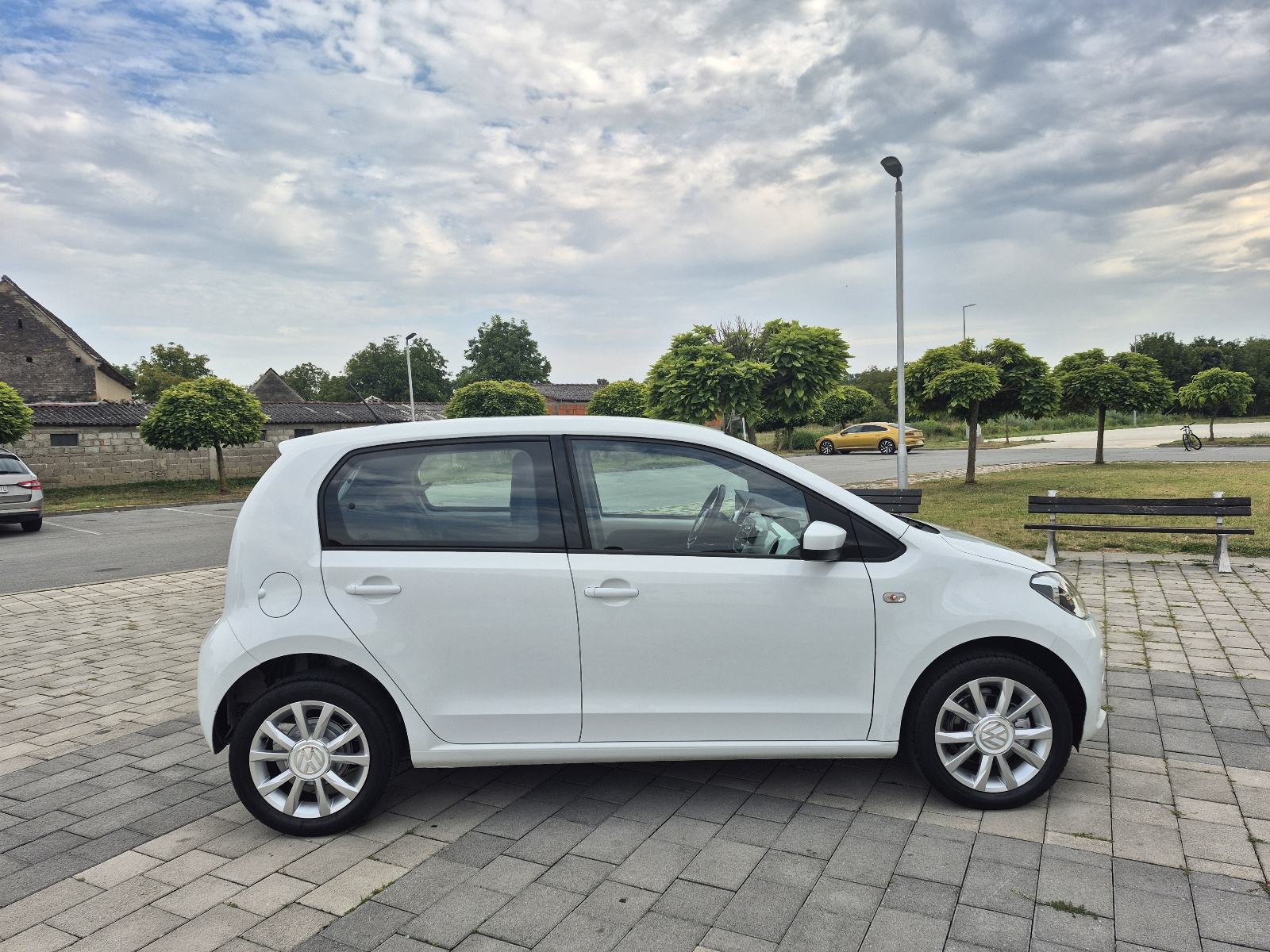 VW Up! 1,0 Benzin,Klima,navigacija,grijanje sjedala,alu,crno nebo, fotografija 9