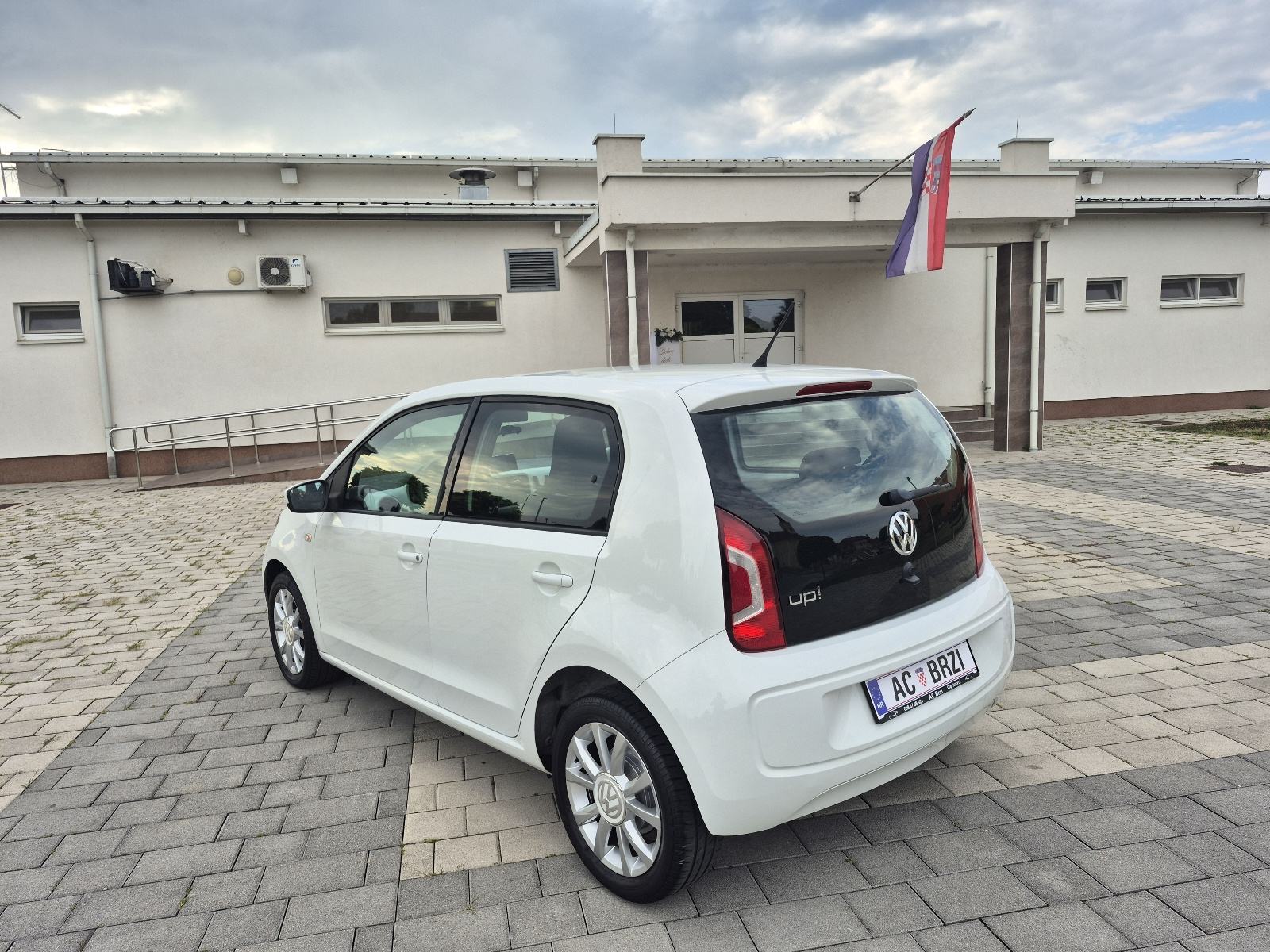 VW Up! 1,0 Benzin,Klima,navigacija,grijanje sjedala,alu,crno nebo, fotografija 4