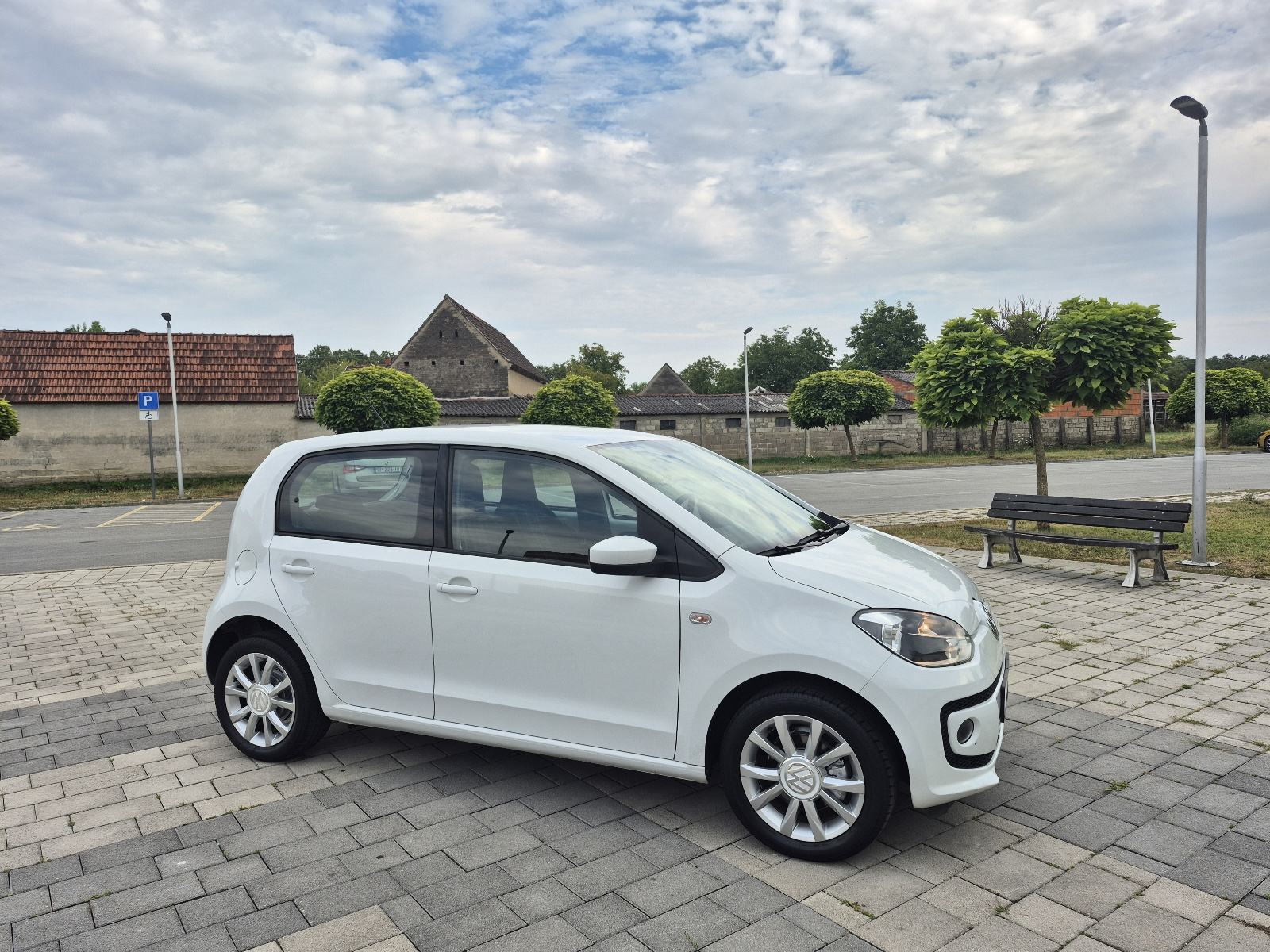 VW Up! 1,0 Benzin,Klima,navigacija,grijanje sjedala,alu,crno nebo, fotografija 10