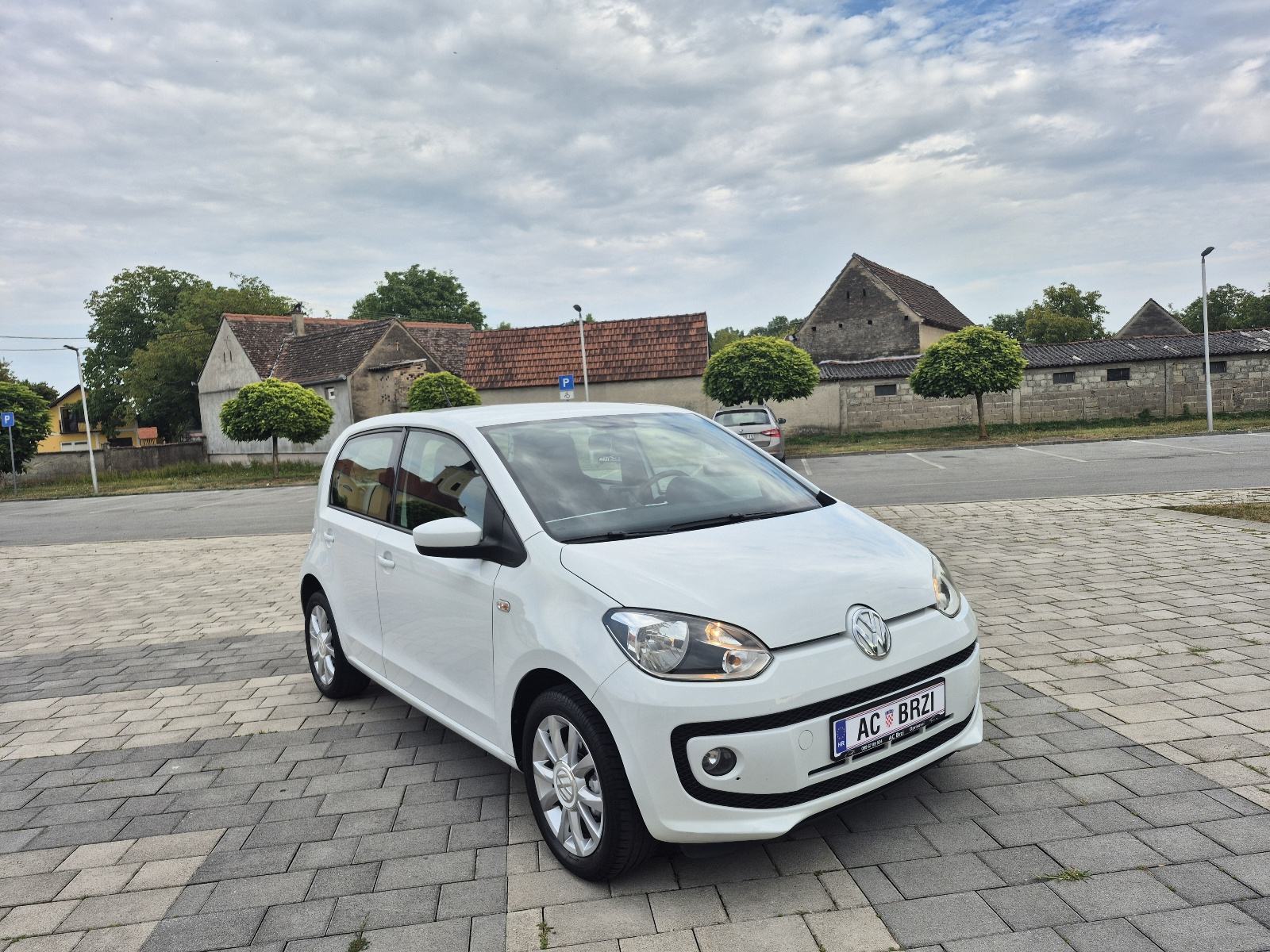 VW Up! 1,0 Benzin,Klima,navigacija,grijanje sjedala,alu,crno nebo, fotografija 11