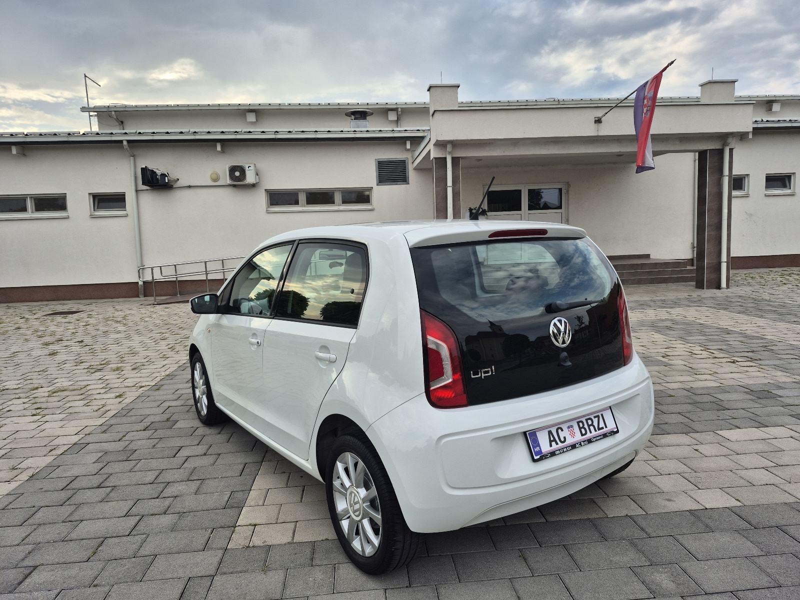 VW Up! 1,0 Benzin,Klima,navigacija,grijanje sjedala,alu,crno nebo, fotografija 14