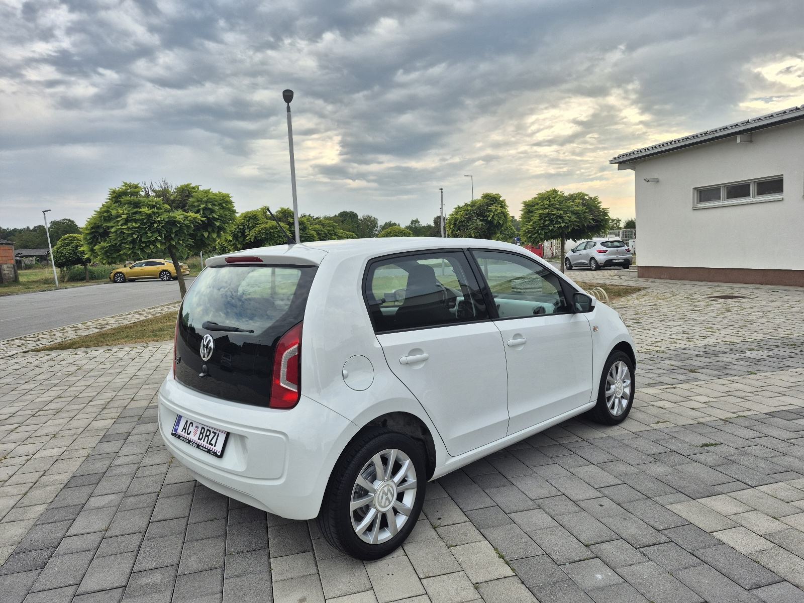 VW Up! 1,0 Benzin,Klima,navigacija,grijanje sjedala,alu,crno nebo, fotografija 7