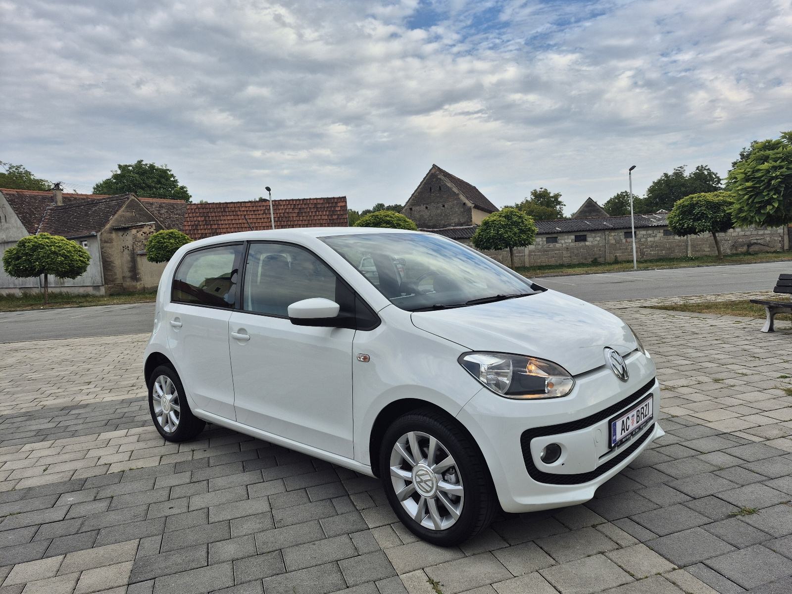 VW Up! 1,0 Benzin,Klima,navigacija,grijanje sjedala,alu,crno nebo, fotografija 13