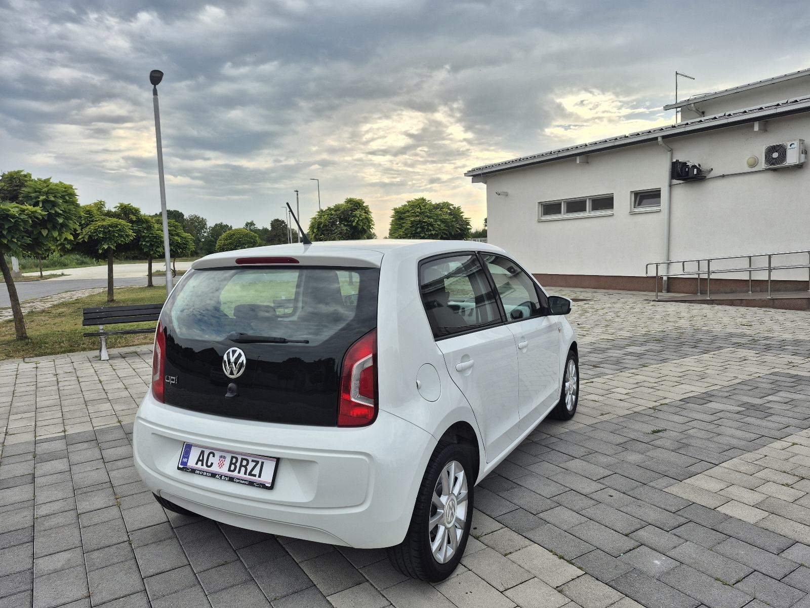 VW Up! 1,0 Benzin,Klima,navigacija,grijanje sjedala,alu,crno nebo, fotografija 6