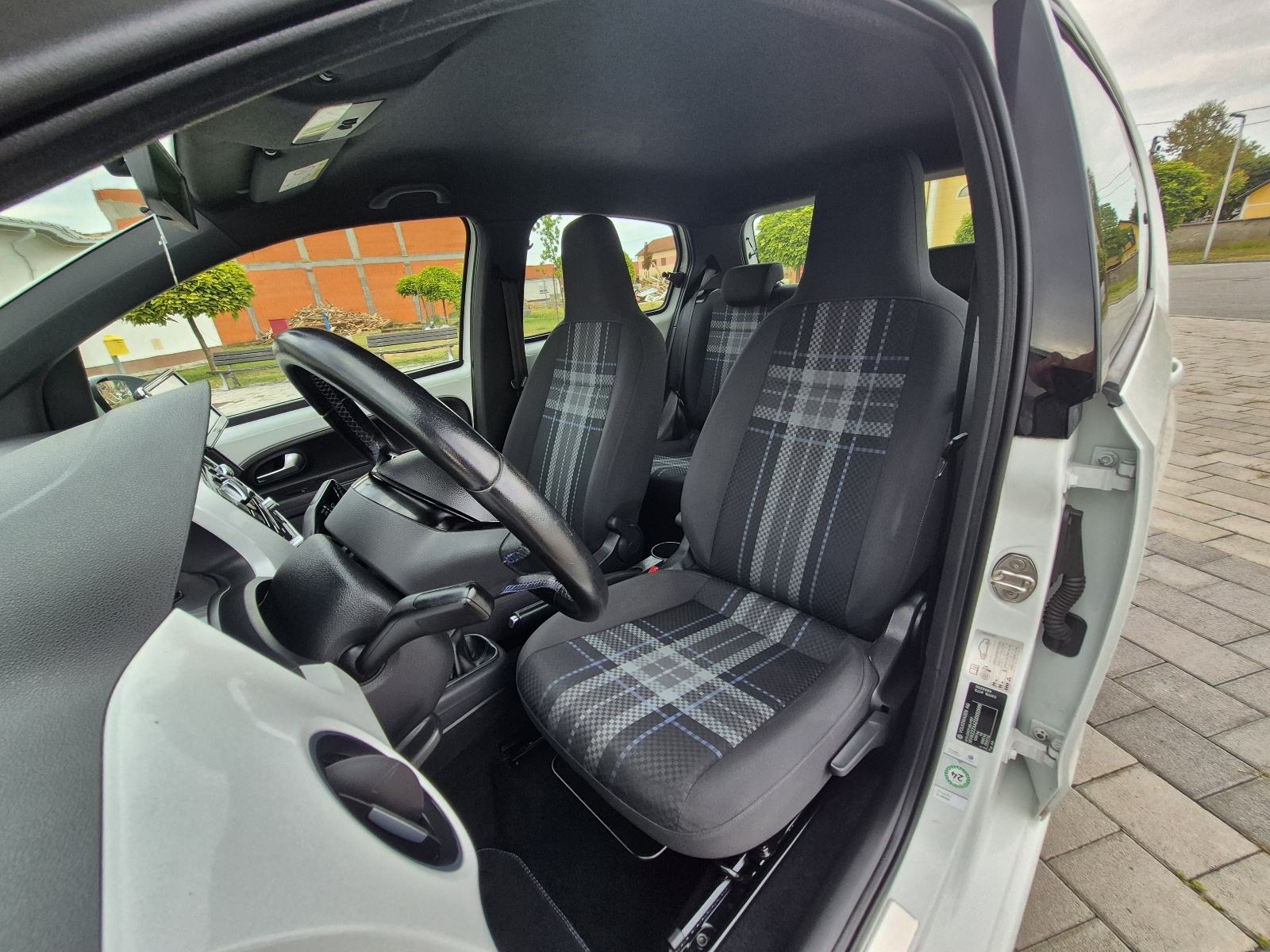 VW Up! 1,0 Benzin,Klima,navigacija,grijanje sjedala,alu,crno nebo, fotografija 15
