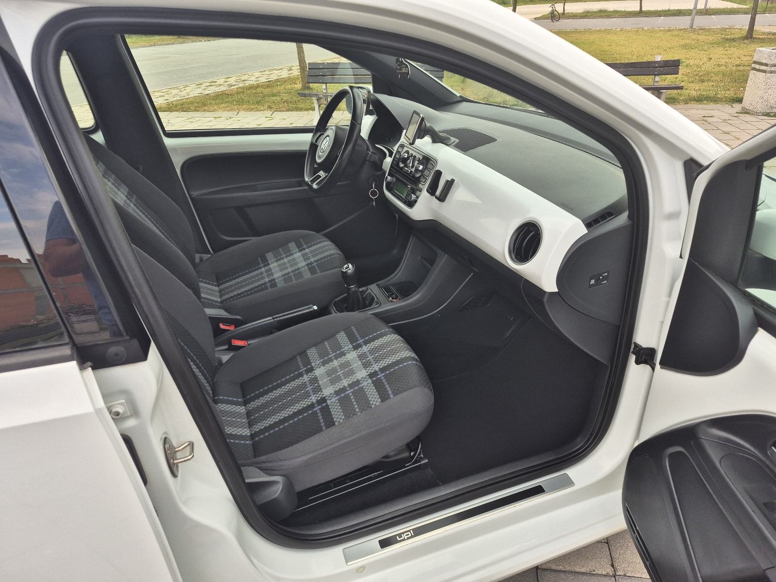 VW Up! 1,0 Benzin,Klima,navigacija,grijanje sjedala,alu,crno nebo, fotografija 19
