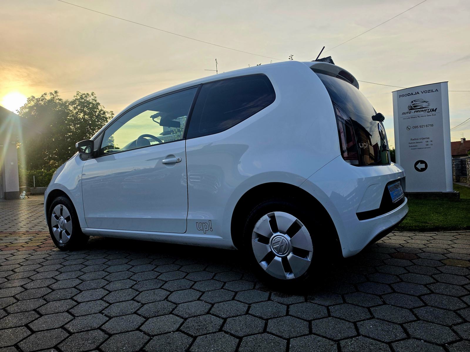 VW Up! 1,0 BENZIN,,ODLIČAN,,SERVISNA,,92080KM, fotografija 5