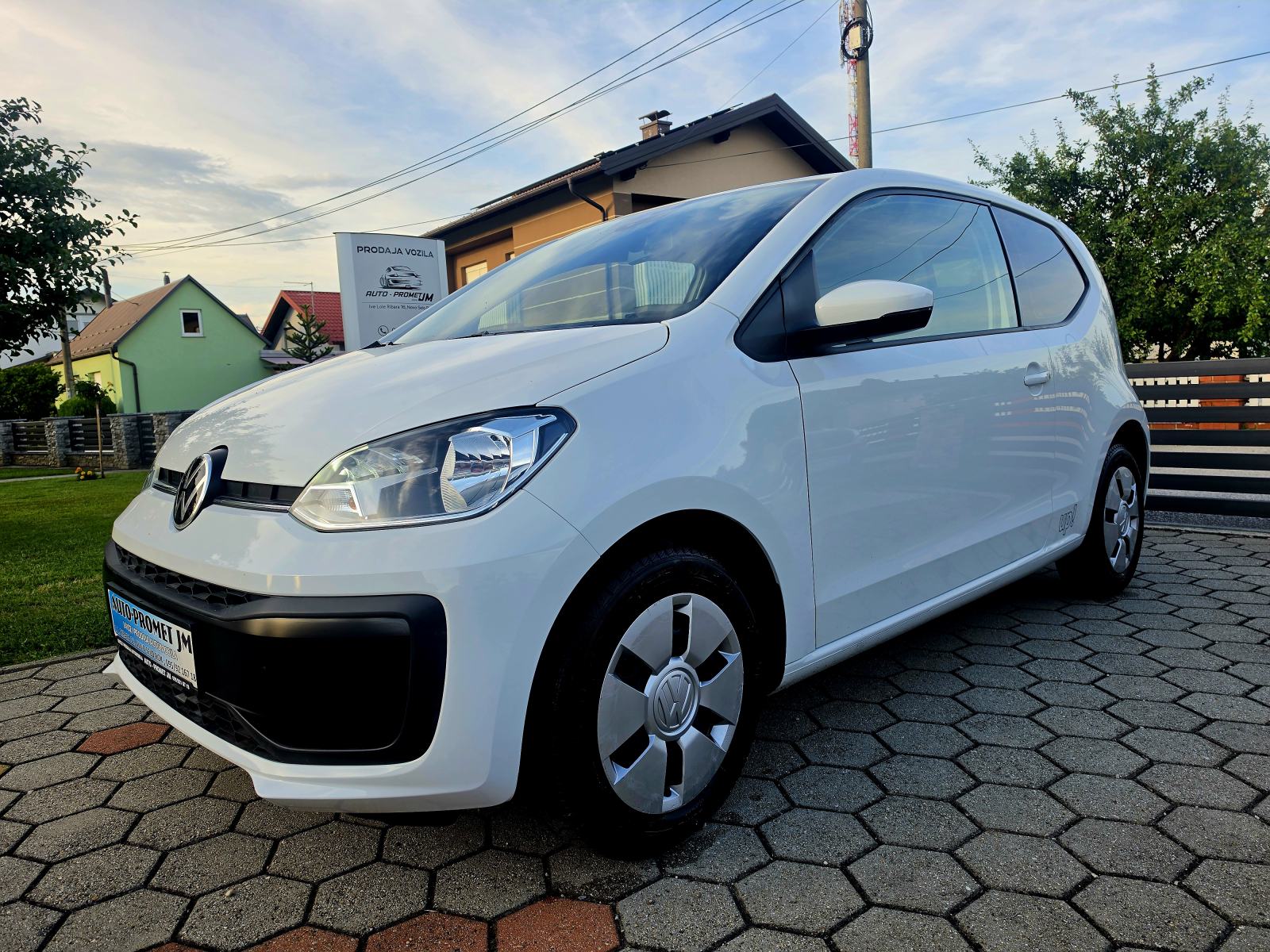 VW Up! 1,0 BENZIN,,ODLIČAN,,SERVISNA,,92080KM, fotografija 2