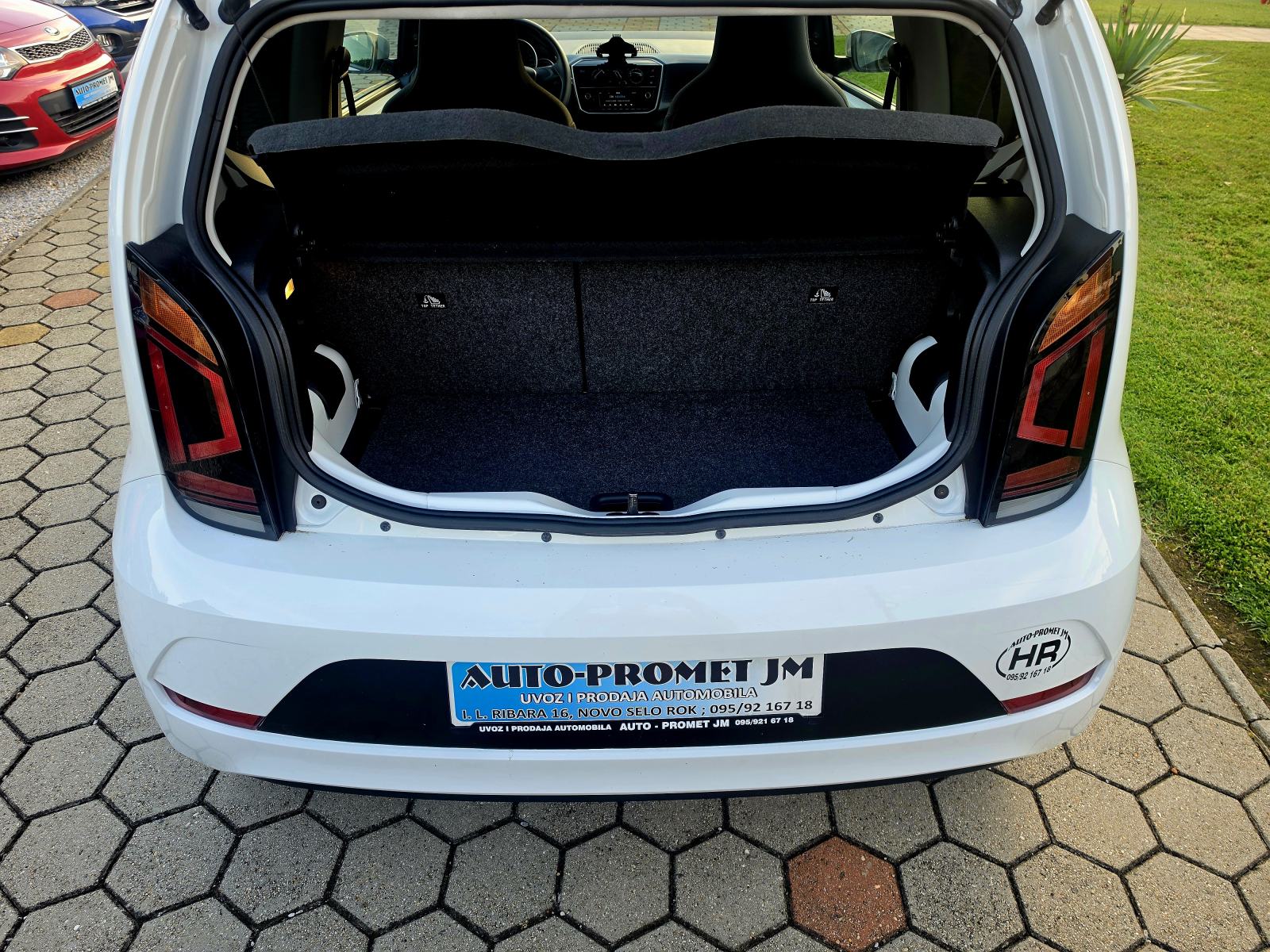 VW Up! 1,0 BENZIN,,ODLIČAN,,SERVISNA,,92080KM, fotografija 13