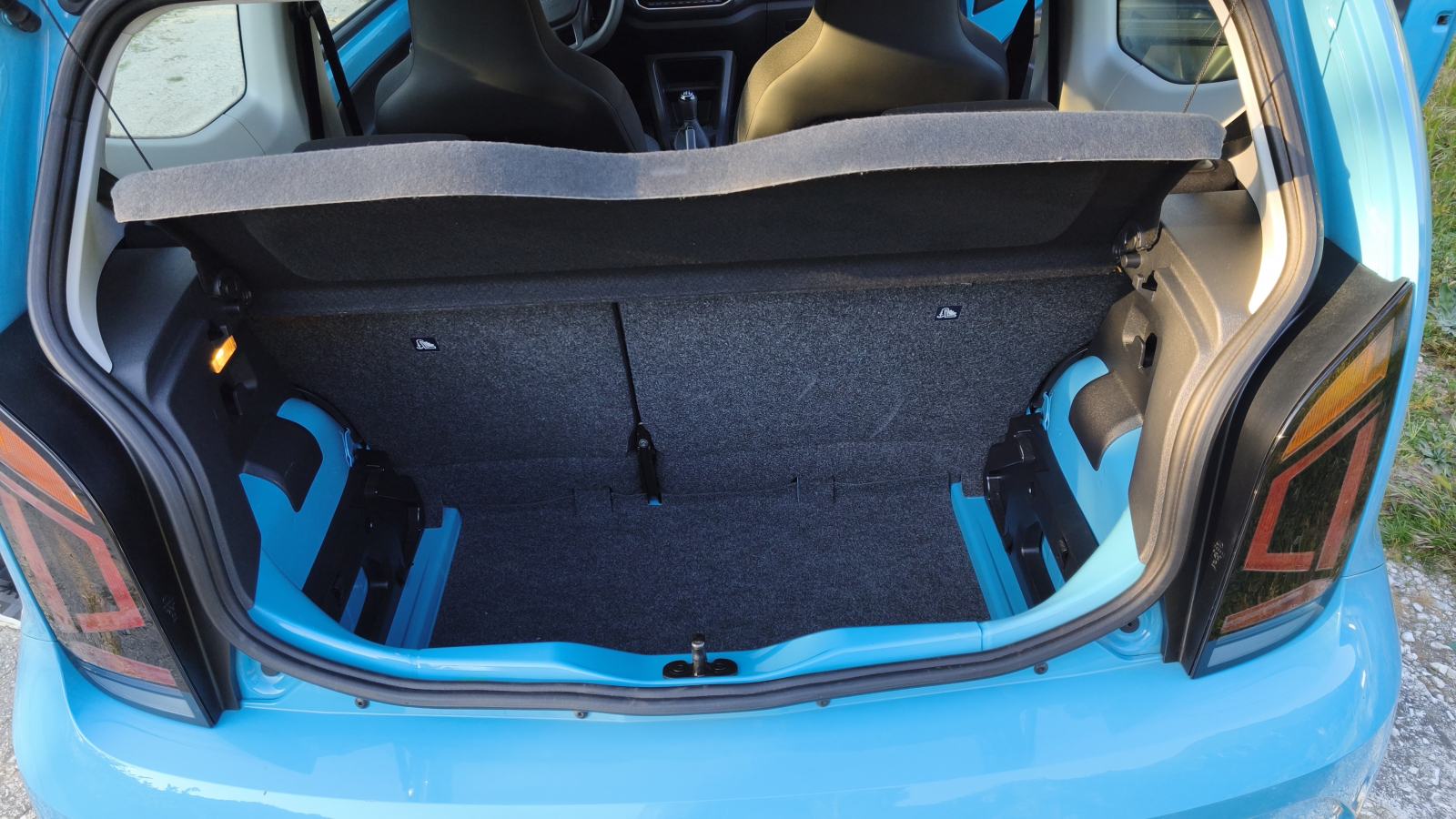 VW Up! 1,0 registriran 04. / 2027., 9053 km, klima, perfektno stanje, fotografija 15