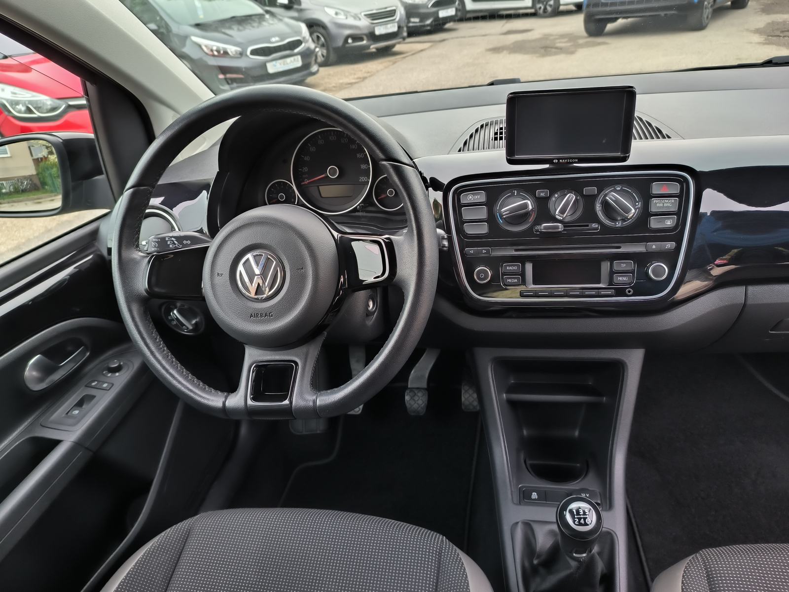 VW Up! 1,0 up! HIGH UP! V. SERVIS, SERVISNA, JAMSTVO, REG. 1 GODINU, fotografija 12