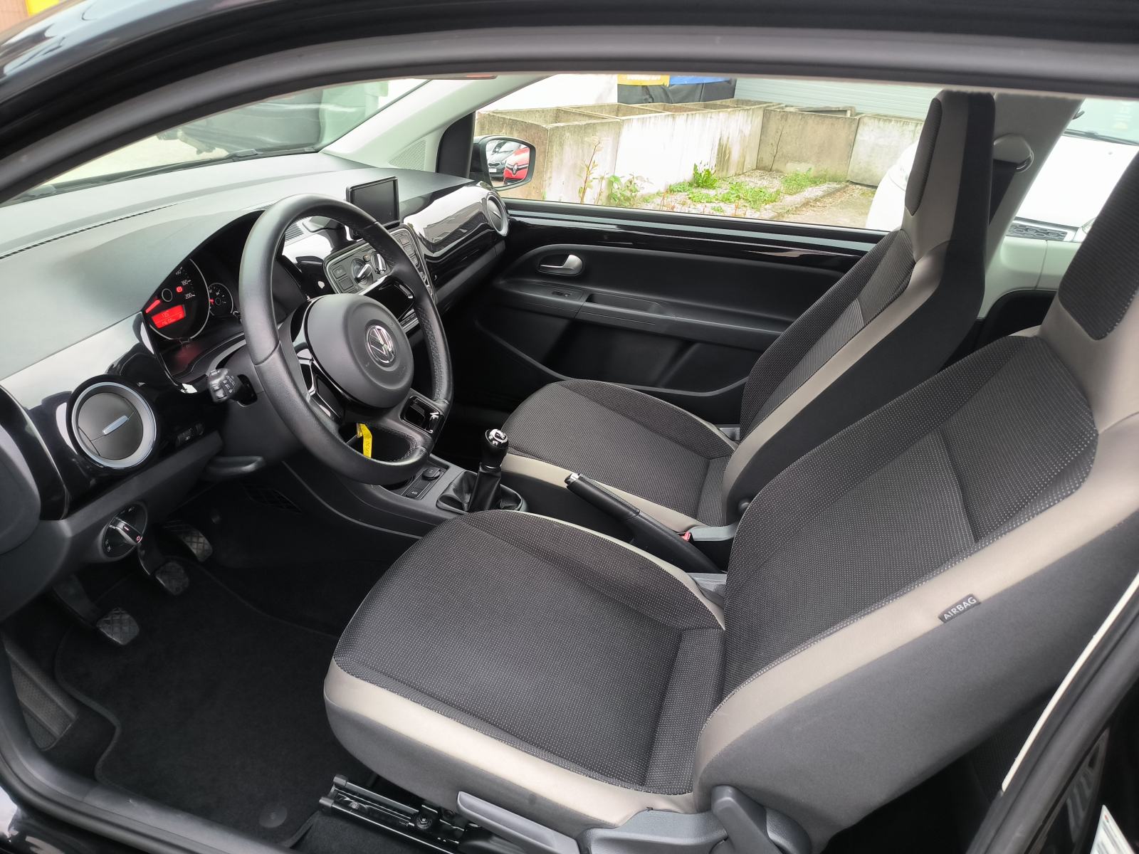 VW Up! 1,0 up! HIGH UP! V. SERVIS, SERVISNA, JAMSTVO, REG. 1 GODINU, fotografija 11