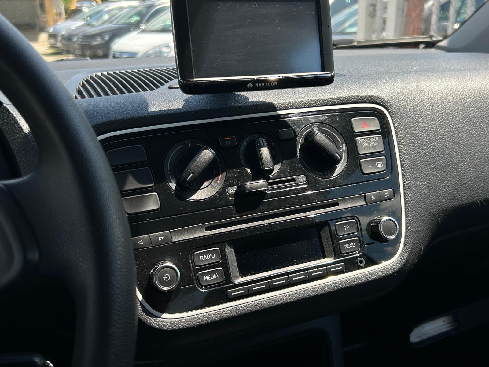 VW Up! 1,0 up!, klima, 112.000km., fotografija 9