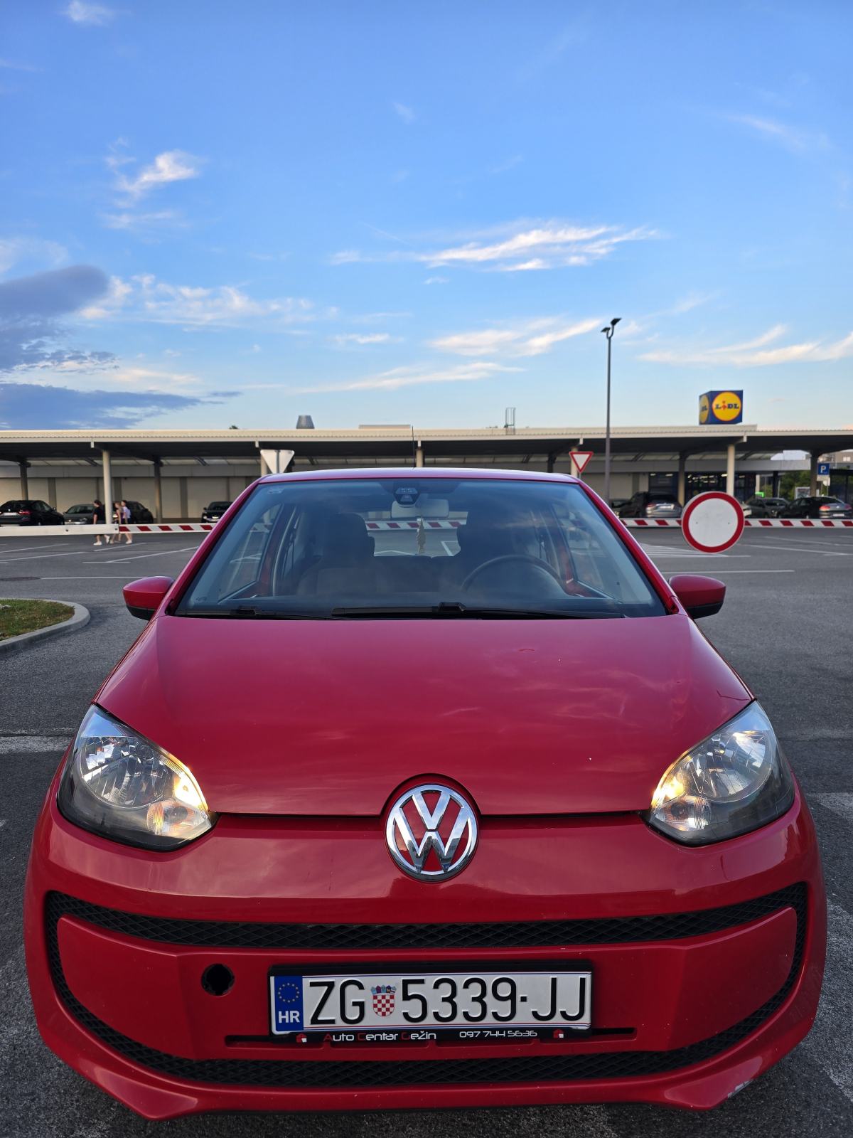 VW UP 1.0i * 98 000 KM * KLIMA * ODLIČNO STANJE * 4300€ *, fotografija 8