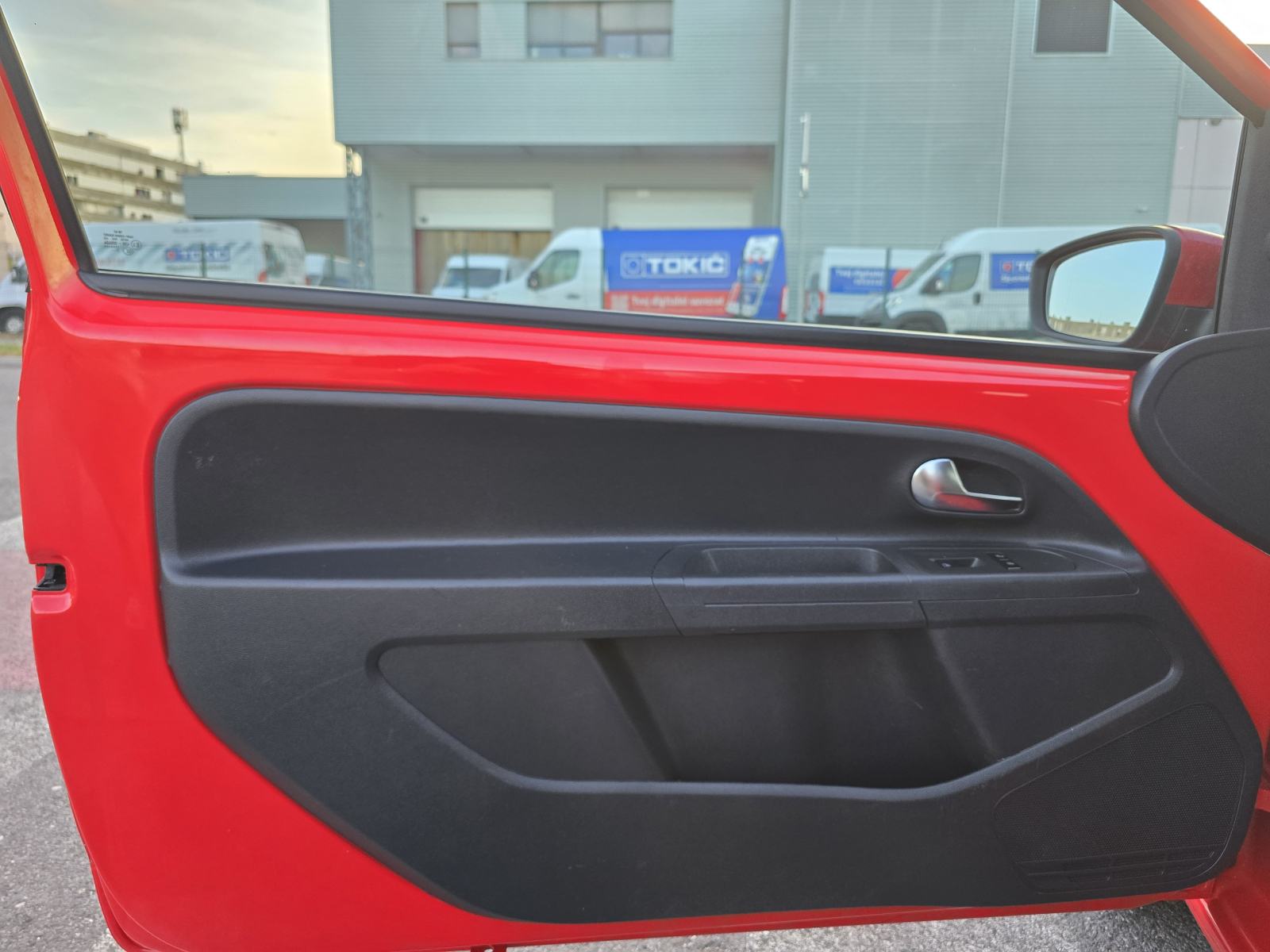 VW UP 1.0i * 98 000 KM * KLIMA * ODLIČNO STANJE * 4300€ *, fotografija 16
