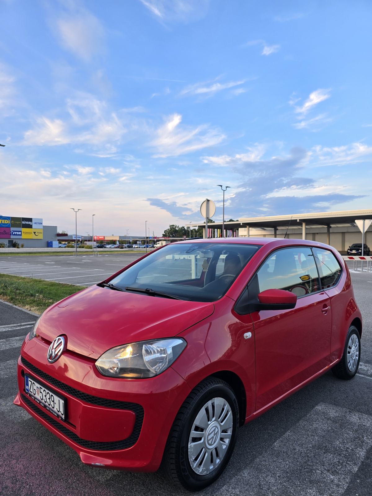 VW UP 1.0i * 98 000 KM * KLIMA * ODLIČNO STANJE * 4300€ *, fotografija 1