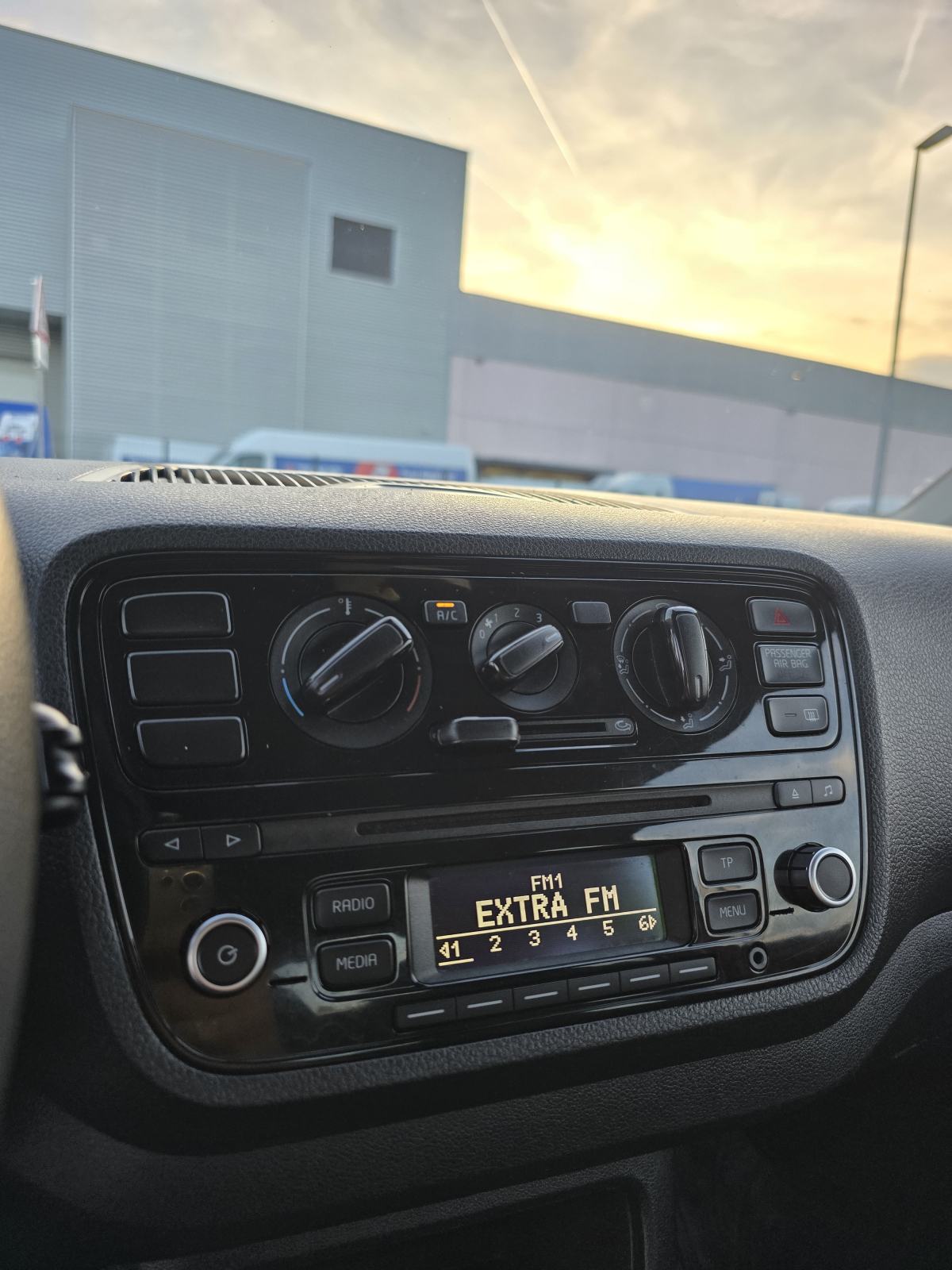 VW UP 1.0i * 98 000 KM * KLIMA * ODLIČNO STANJE * 4300€ *, fotografija 13