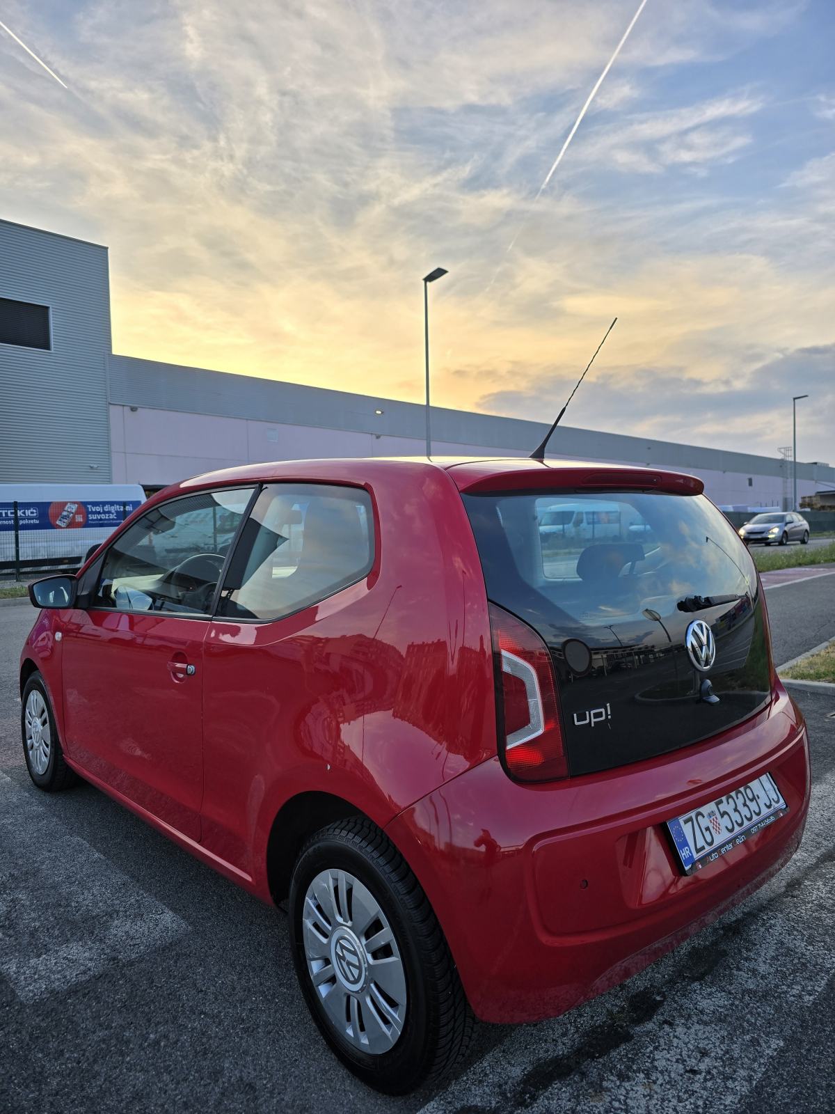 VW UP 1.0i * 98 000 KM * KLIMA * ODLIČNO STANJE * 4300€ *, fotografija 3