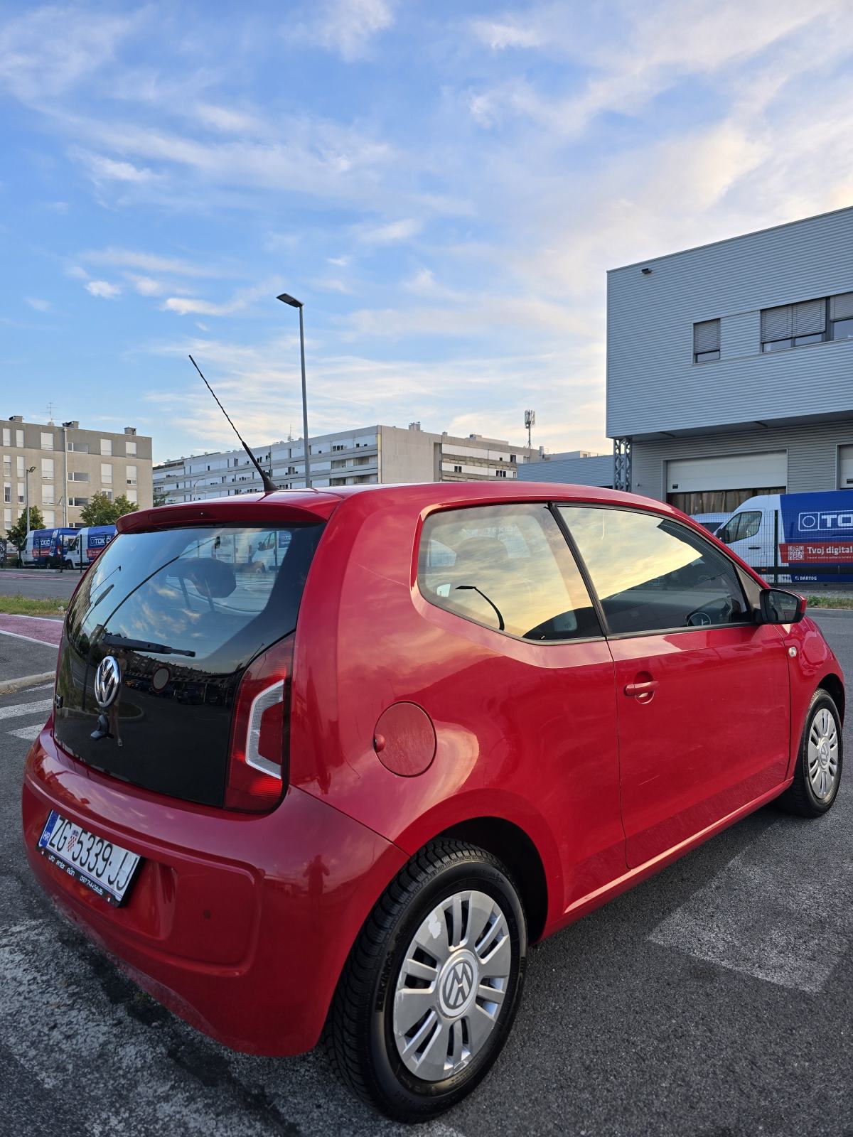 VW UP 1.0i * 98 000 KM * KLIMA * ODLIČNO STANJE * 4300€ *, fotografija 5