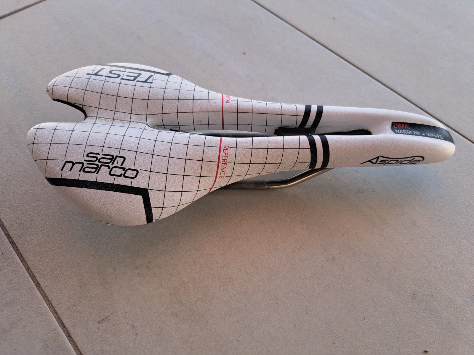 Selle De Vélo San Marco Aspide Microfeel - Polyuréthane Blanc - 278x134 Mm - 204g - Pour Route Et VTT - Rails Titane - 7