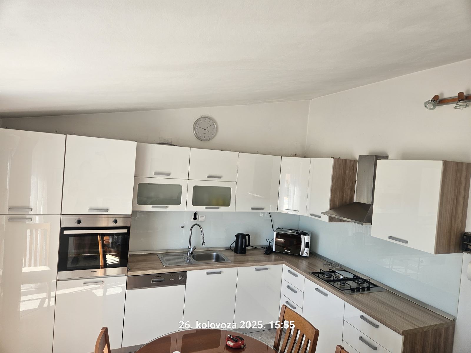 Kuhinja 3,68 x 2,20 m s aparatima - dobro očuvana